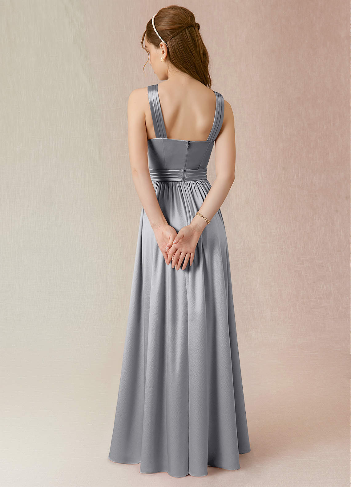 Azazie Jiya Junior Vestido de Plata de Satén Metálico de Corte en A con Plisado image1