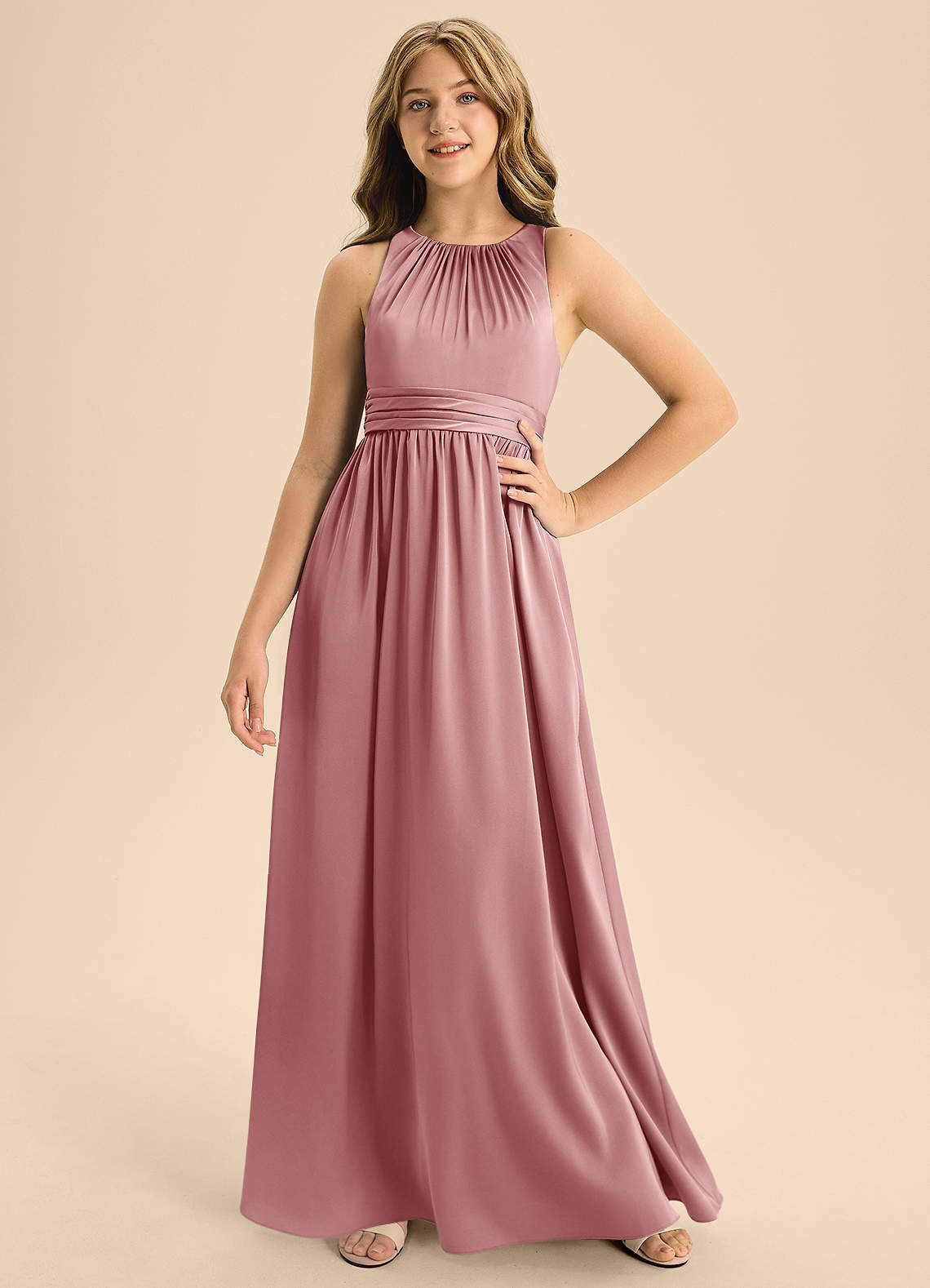 Azazie Jaylah Junior Vestido de Rosa Polvorienta de Satén Elástico de Corte En A con Plisado image1