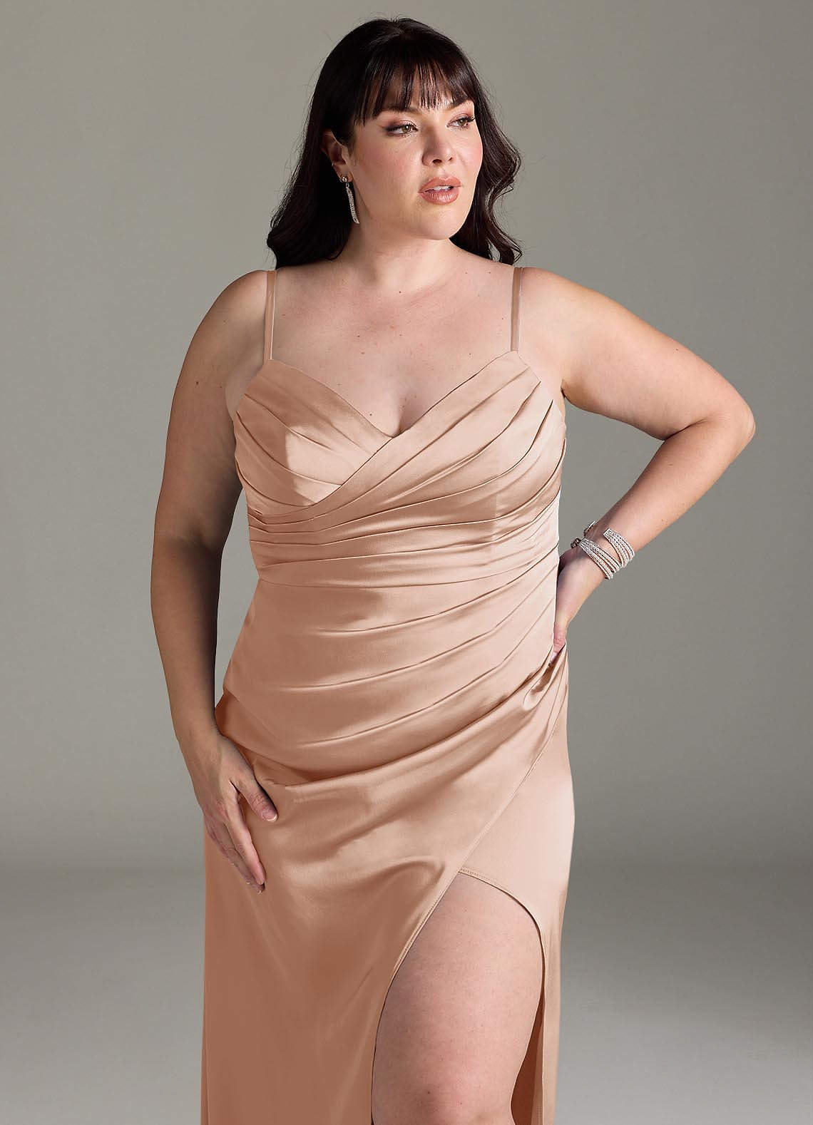 Azazie Yola Vestidos de damas de honor Vestido de Rosa Inglesa de Satén Elástico de Corte Recto Convertible con Cuello en V Plisado image13