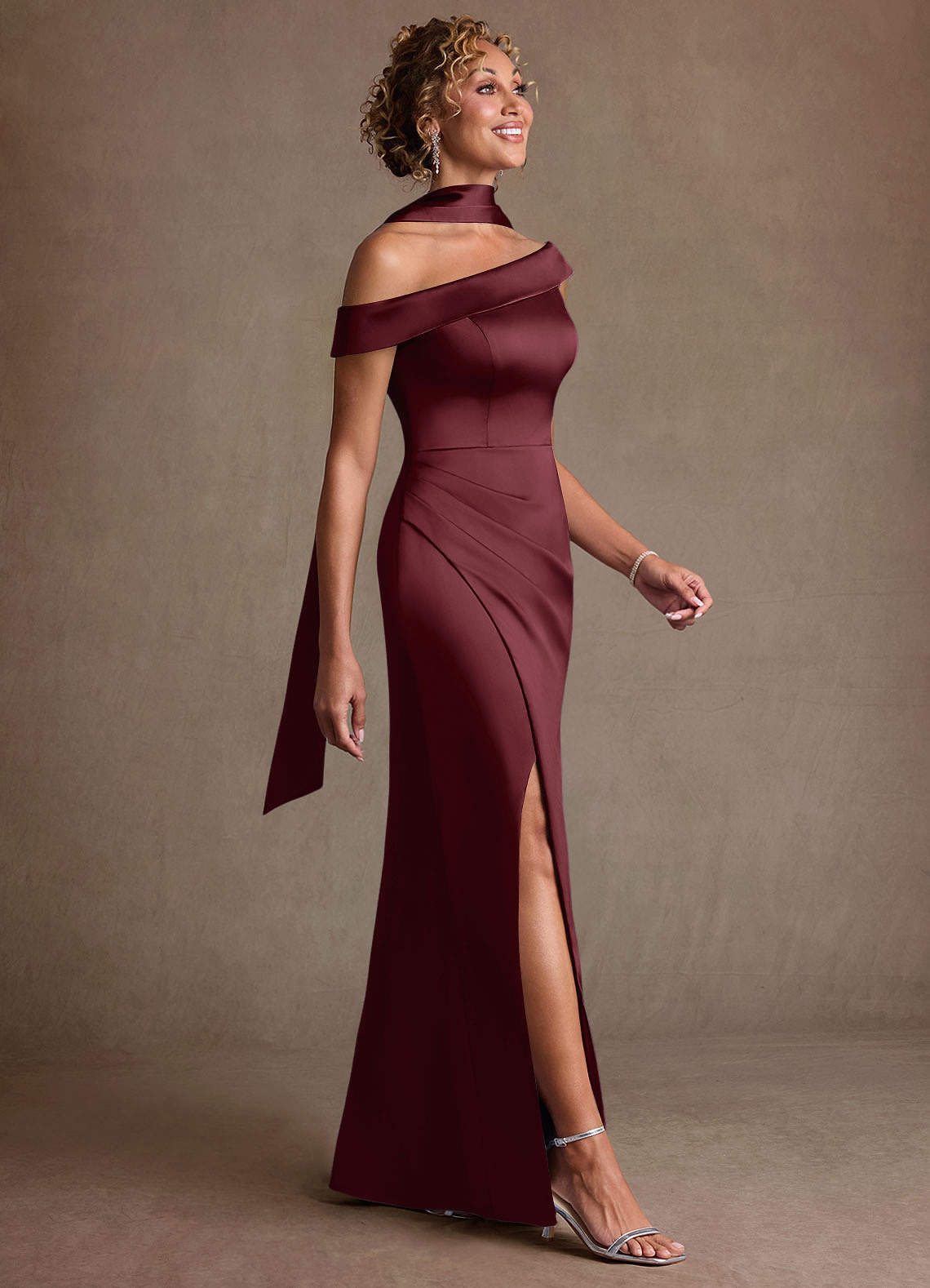 Azazie Kamala Vestidos para mãe da noiva Vestido Cabernet de Cetim elástico de Bainha com Um ombro image2