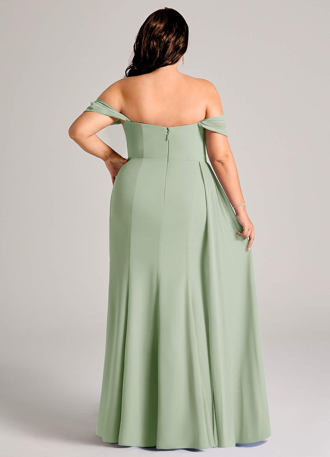 Azazie Amyra Robes de demoiselle d'honneur Robe Fourreau Convertible en Mousseline de soie Épaule décolletée Vert Sauge image14