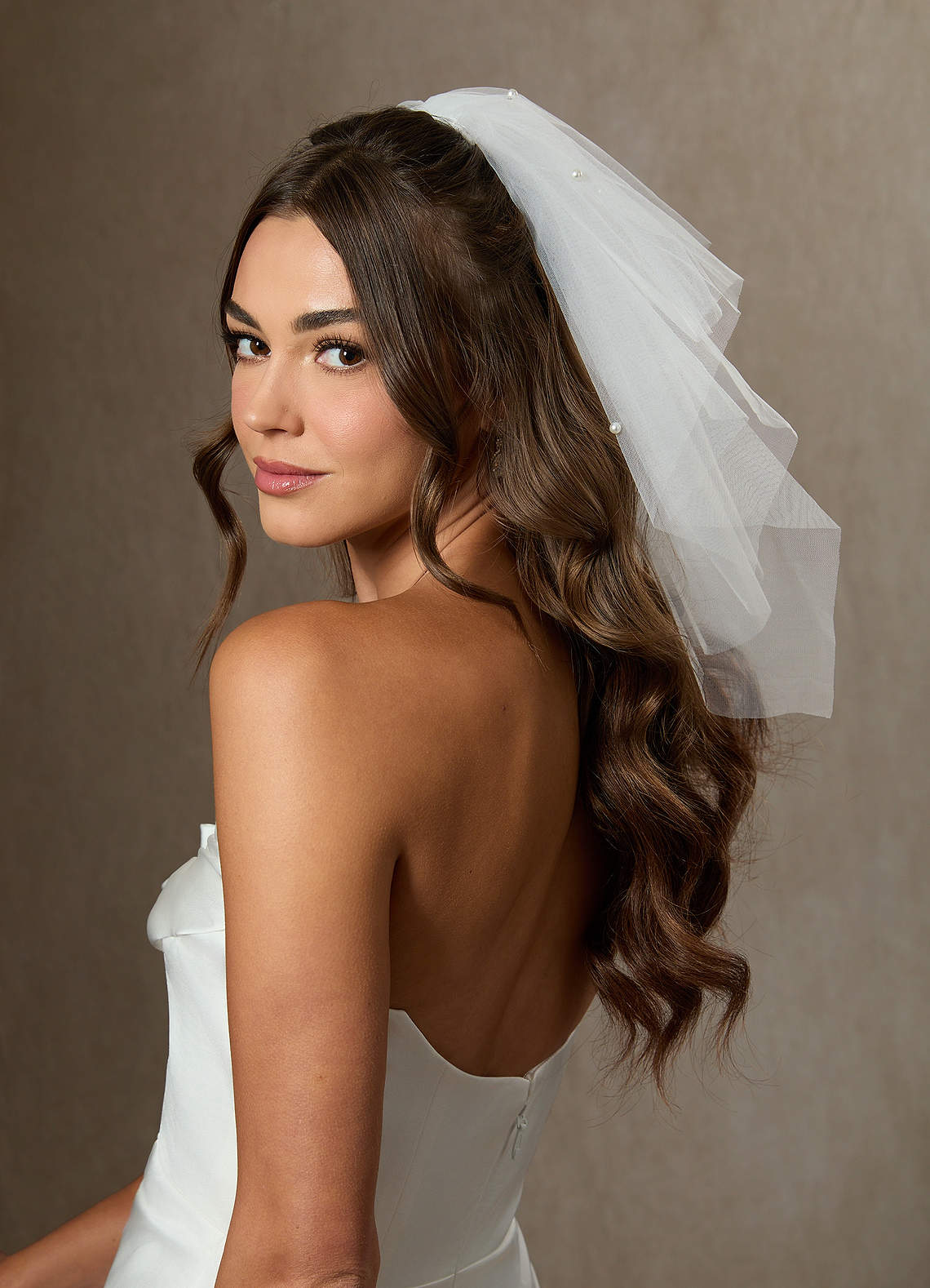 front Véu em camadas com pérolas espalhadas na altura dos ombros