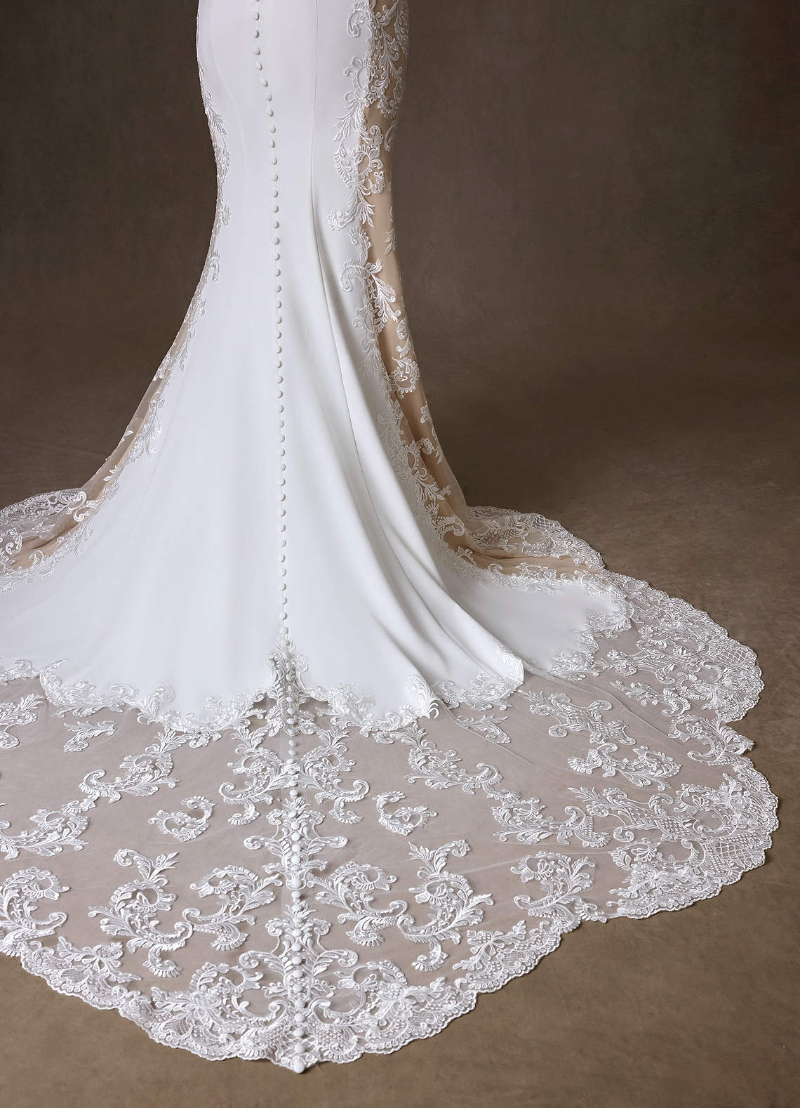 Azazie Estephanie Probar vestidos en casa Vestido de Blanco Diamante Nude de Crepé elástico de Corte Sirena con Lentejuela image4