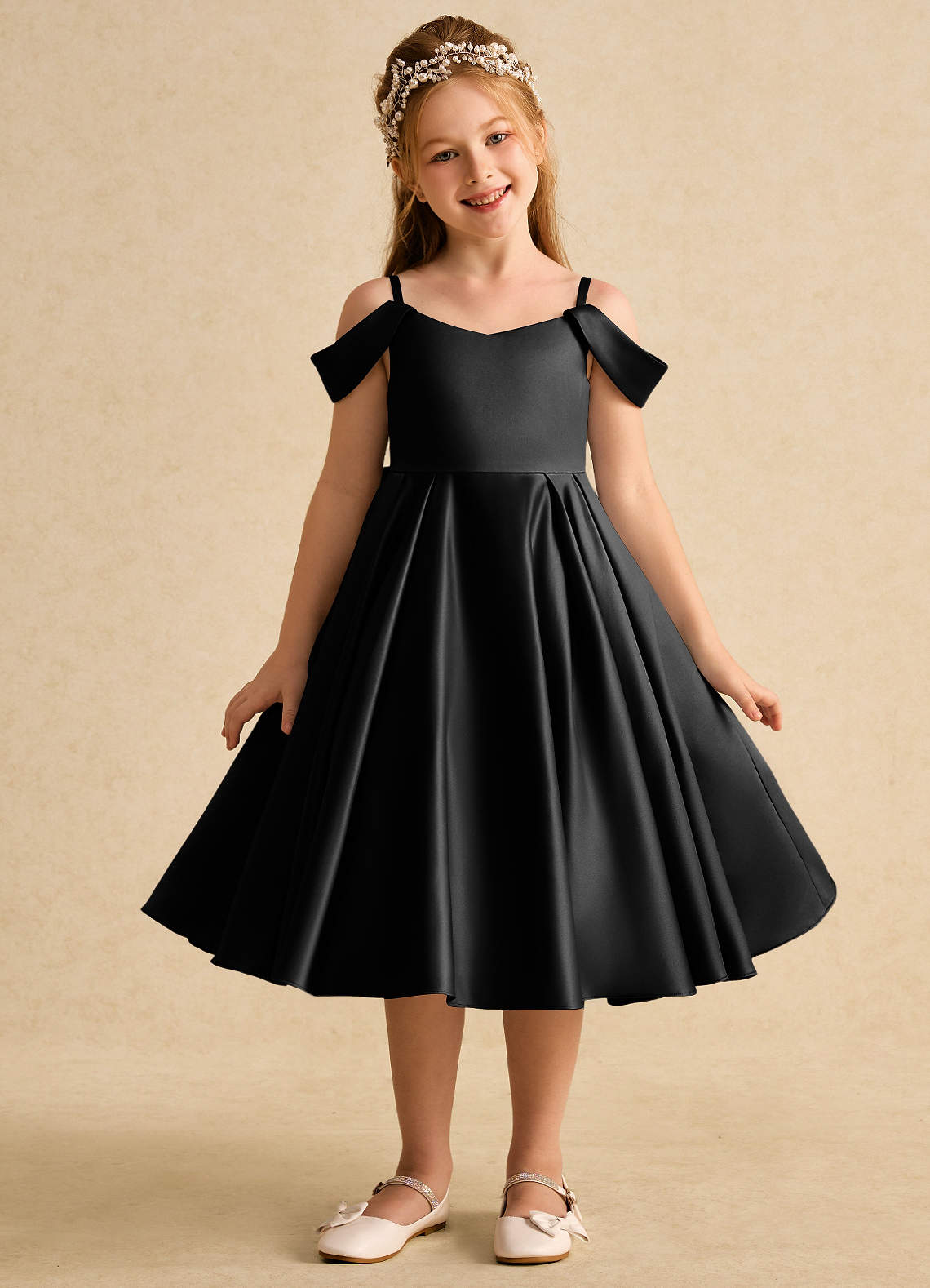 Azazie Favia Robe Demoiselle D'honneur Fillette Robe Trapèze en Mat Satiné Épaule décolletée Noir image1