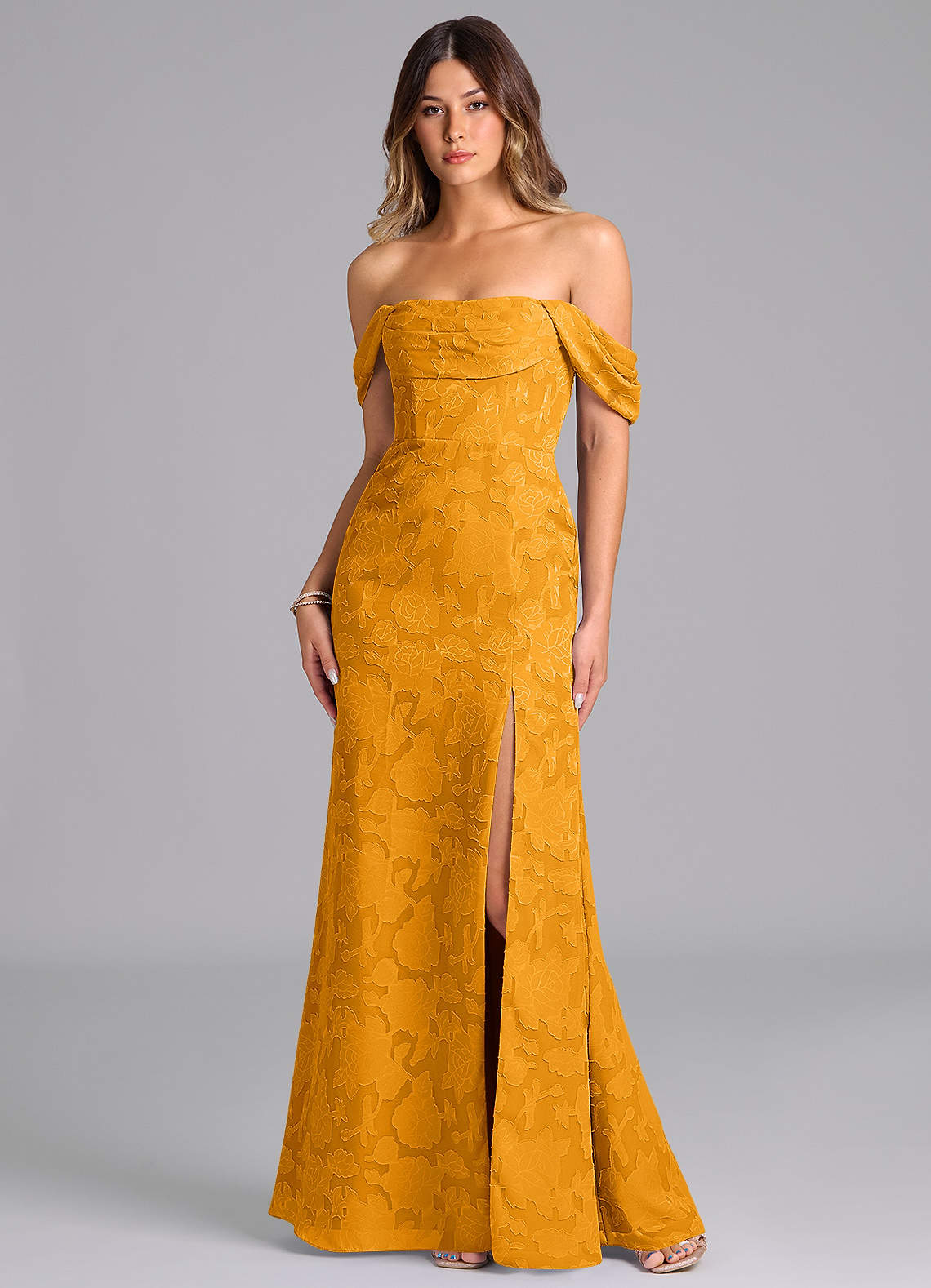 Azazie Saige Jurken voor bruidsmeisjes Converteerbaar Jurk van Bloemen Burn-out met A-Lijn Off the Shoulder Boterbabbelaar image1