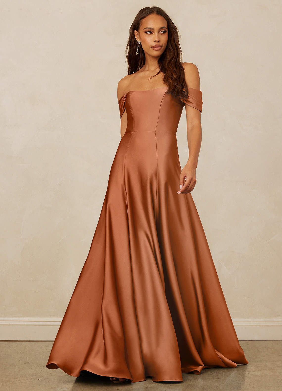 Christian Siriano Bridal for Azazie 1002 Robes de demoiselle d'honneur Robe Trapèze Convertible en Satin extensible Épaule décolletée Cuivre image1