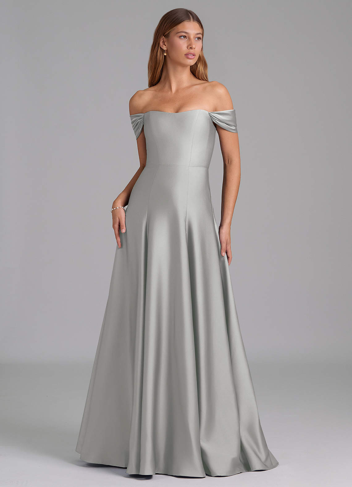 Azazie Seriana 신부 들러리 드레스 A라인 오프 더 숄더 스트레치 새틴 바닥 길이 드레스 image1