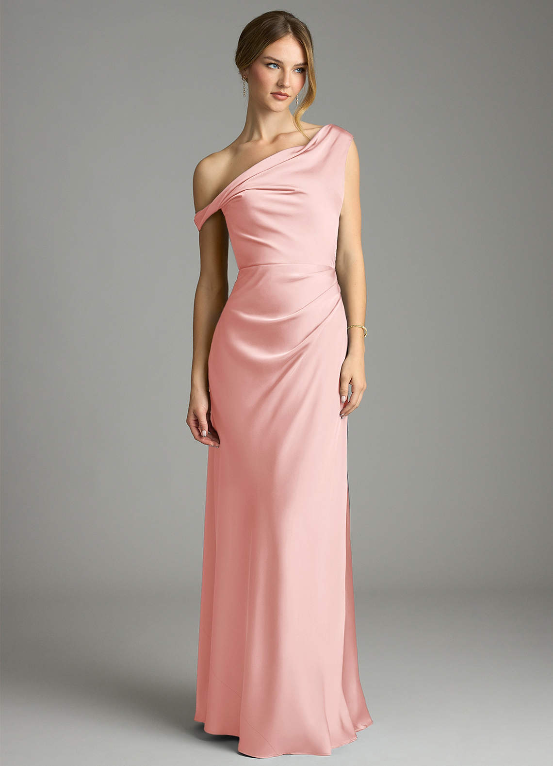 Azazie Emerson Jurken voor bruidsmeisjes Jurk van Stretch Satijn met Zeemeermin Off the Shoulder Poederroze image2