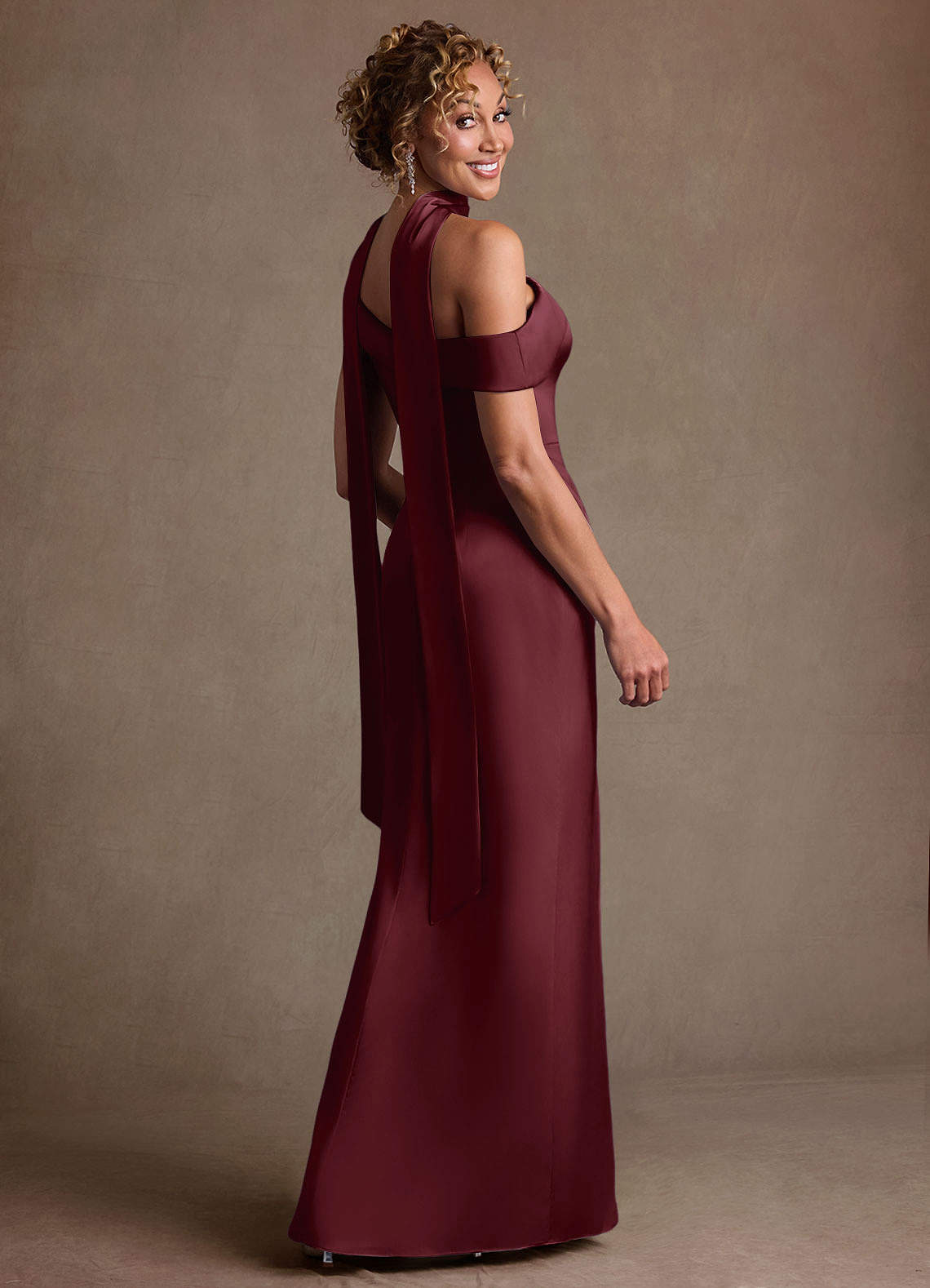 Azazie Kamala Vestidos para mãe da noiva Vestido Cabernet de Cetim elástico de Bainha com Um ombro image4