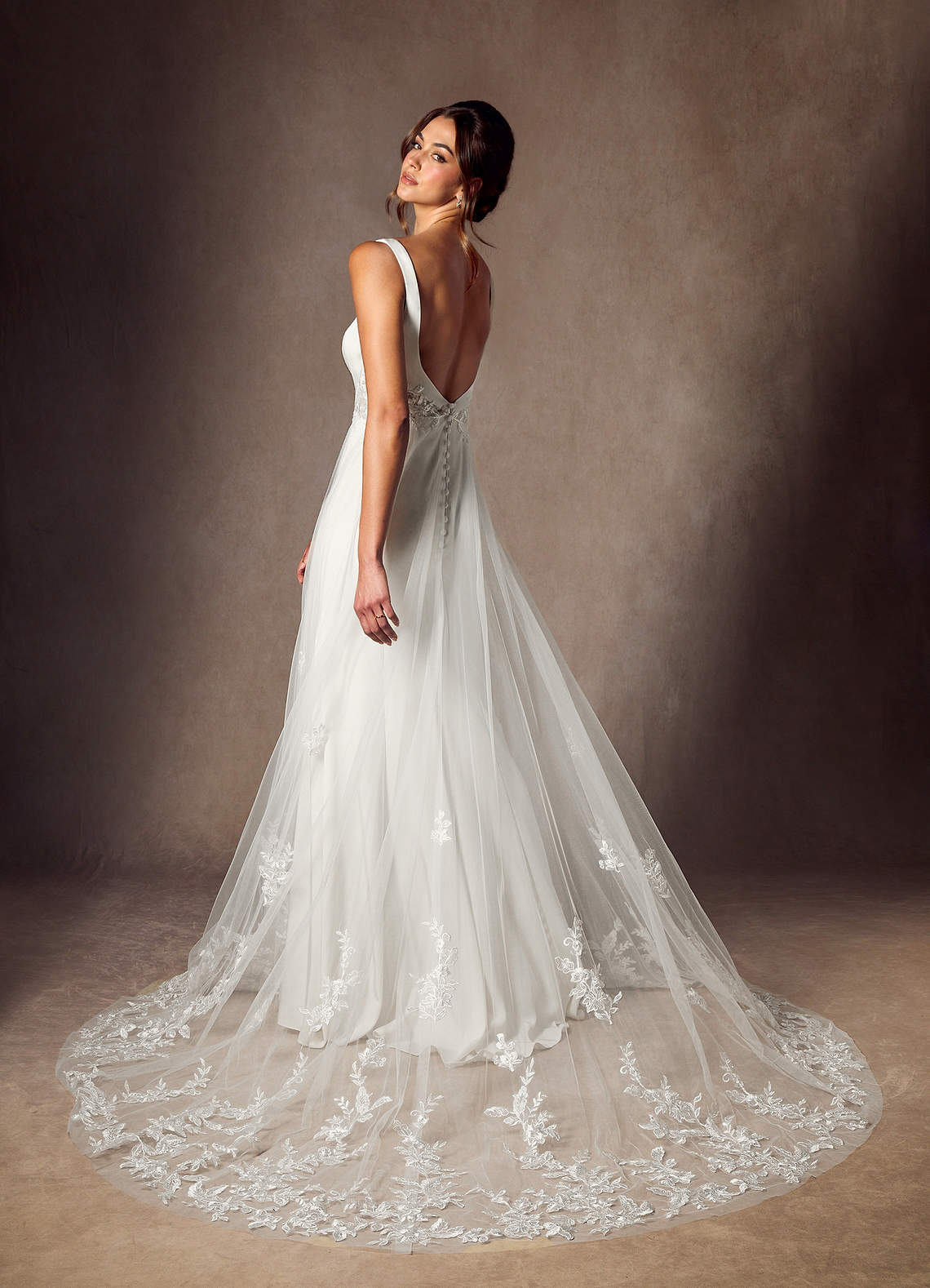 Azazie Ebony Robes de mariée Robe Trapèze en Crêpe Dos Satin Paillettes Blanc De Diamant image1