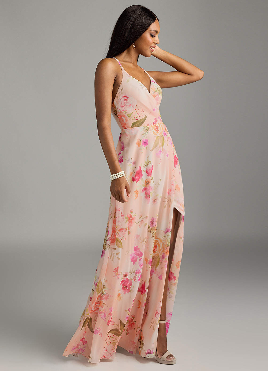 Azazie Davis Essayer des robes à la maison Robe Trapèze en Mousseline de soie Col en V Bouquet Florale Abstrait image3