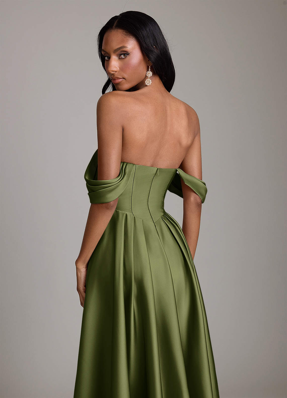 Azazie Loisa Abiti da Damigella Abito A-Line in Raso Elasticizzato a Spalla Scoperta Oliva image3