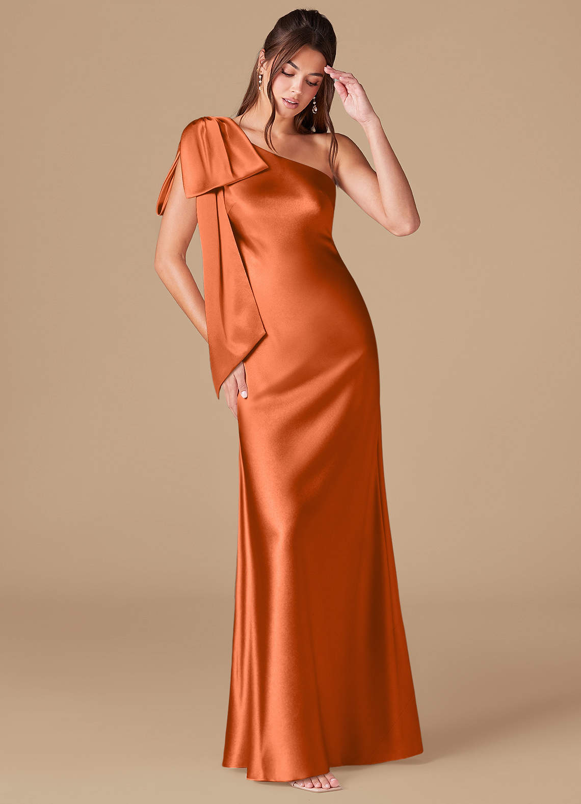 Azazie Capri Robes de demoiselle d'honneur Robe Fourreau en Satiné métallisé Ue épaule Orange Brûlée image1