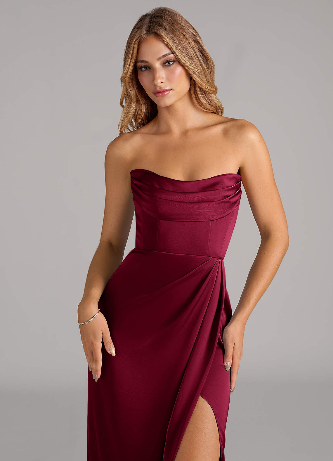 Azazie Johana Robes de demoiselle d'honneur Robe Sirène Convertible en Satin extensible Épaule décolletée Bourgogne image1