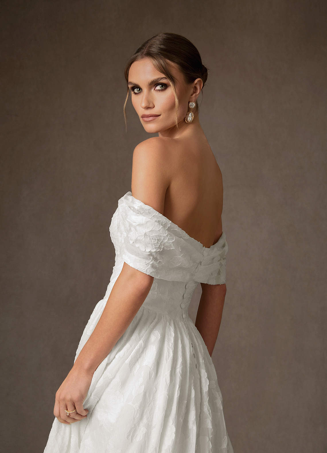 Azazie Carmine Robes de mariée Robe Trapèze en Jacquard Floral Épaule décolletée Blanc De Diamant image6