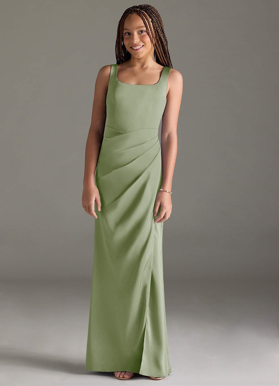 Azazie Mero Junior Vestido de Salvia Polvorienta de Satén Elástico de Corte Sirena con Plisado image1