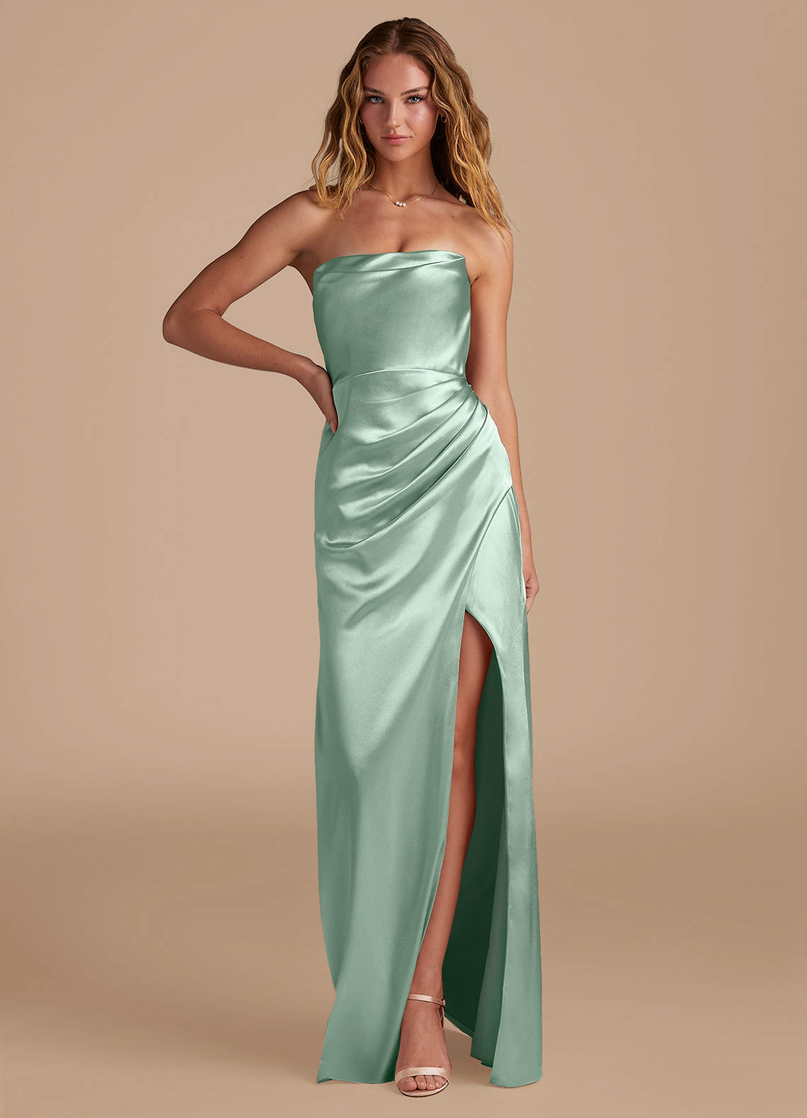 Azazie Leonis Robes de demoiselle d'honneur Robe Sirène Convertible en Satiné métallisé Plissée Agave image1