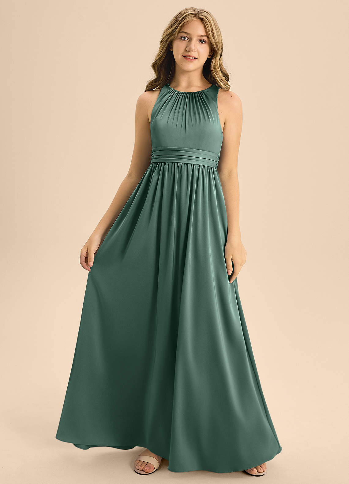 Azazie Jaylah Junior Vestido de Eucalipto de Satén Elástico de Corte en A con Plisado image3