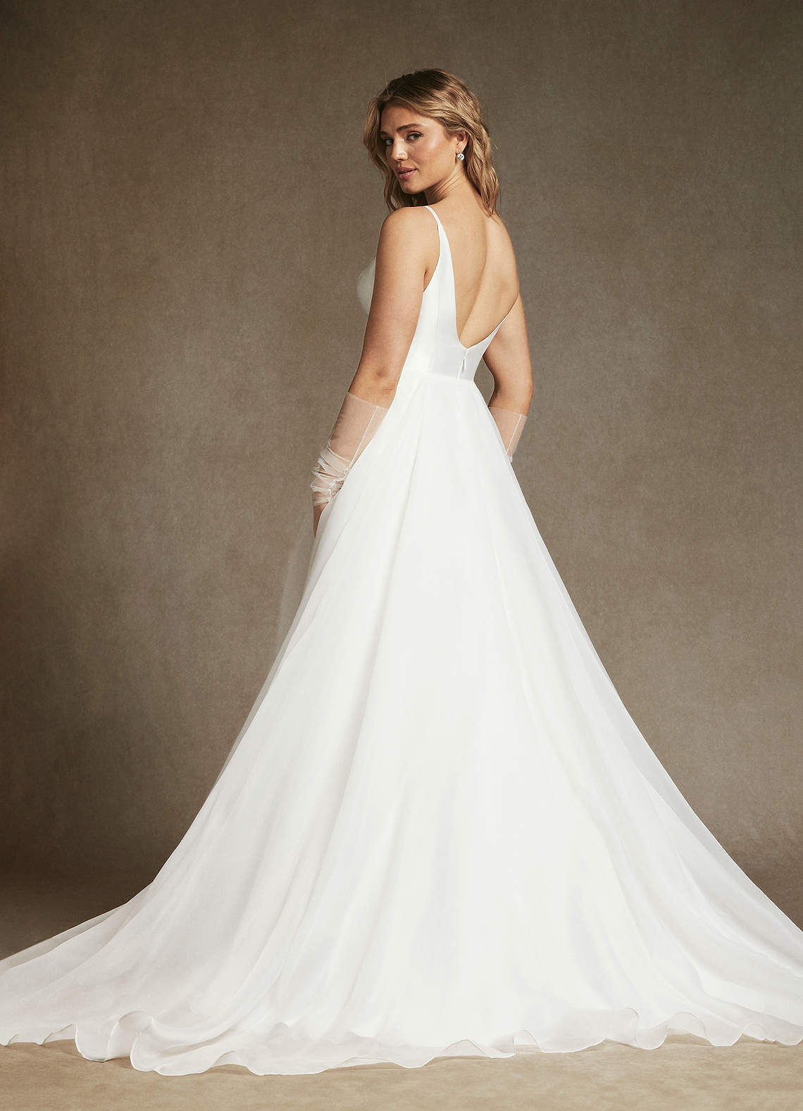 Azazie Calliana Robes de mariée Robe Trapèze en Mikado Col en V Blanc De Diamant image1