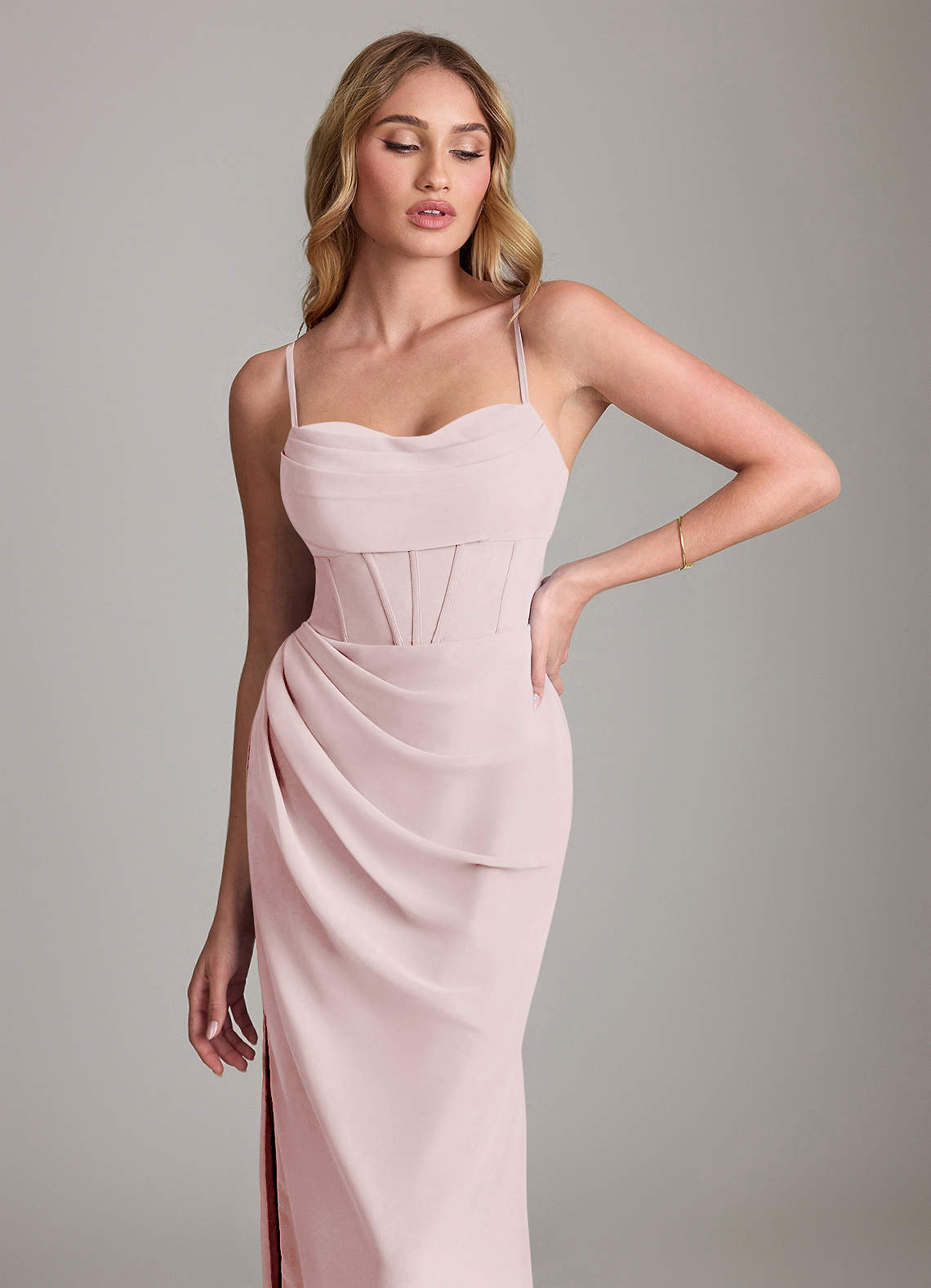 Azazie Mai Vestidos de damas de honor Vestido de Rosa Rubor de Gasa de Corte Recto con Plisado image4