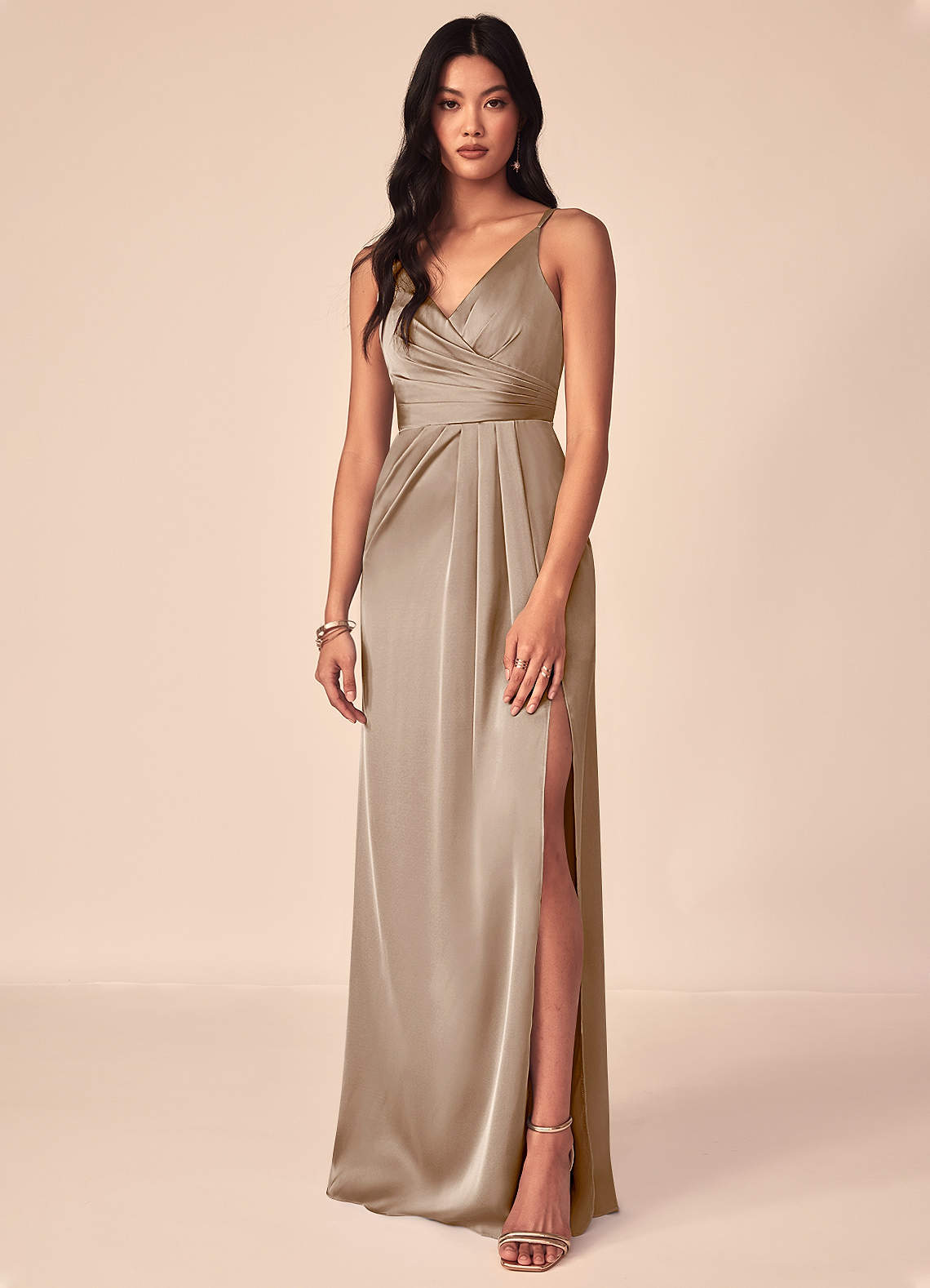 Azazie Aqua Jurken voor bruidsmeisjes Jurk van Stretch Satijn met A-Lijn V-hals geplooid Taupe image1