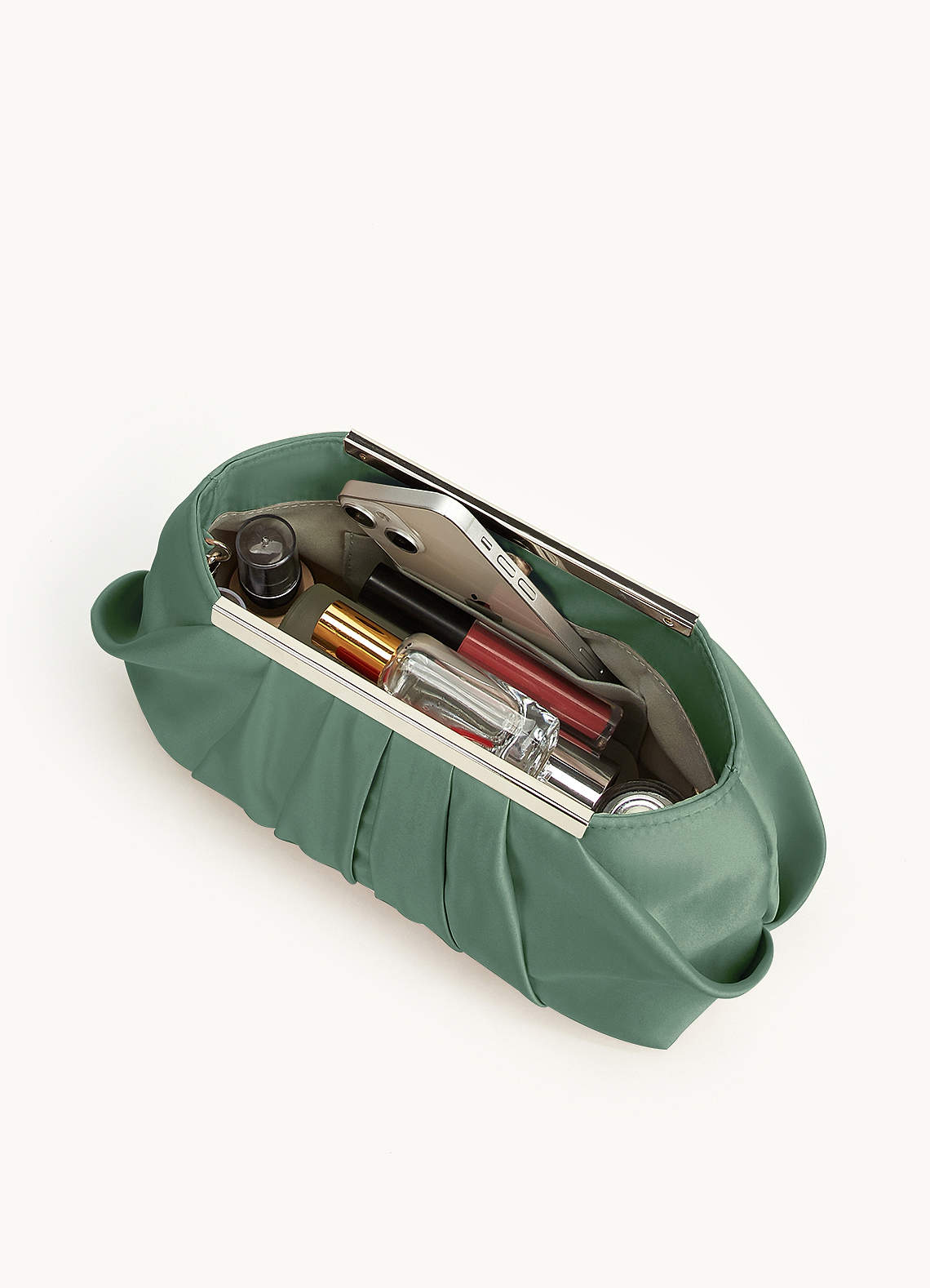 front Clutch plisado de satén mate a juego