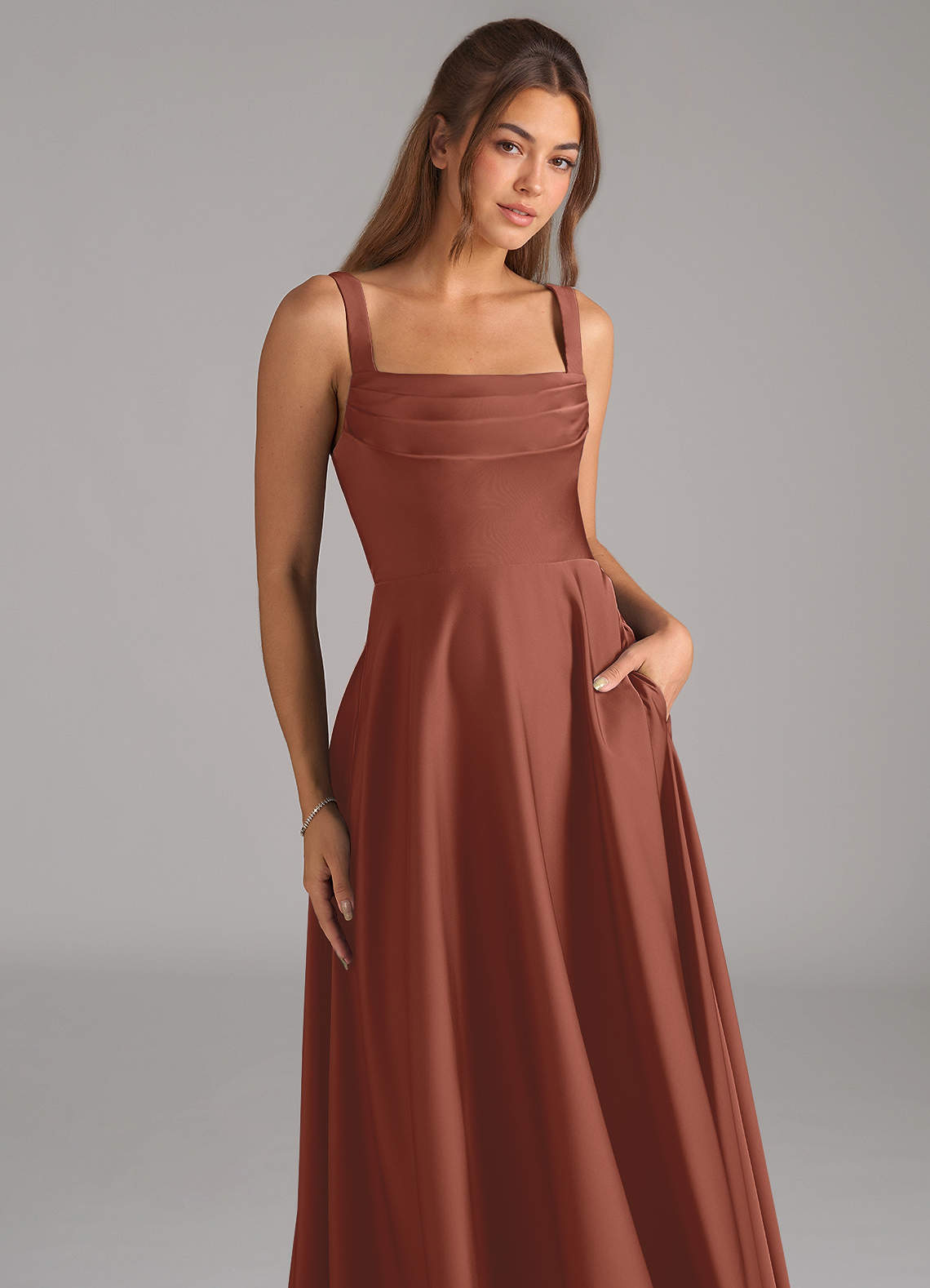 Azazie Shaude Robes de demoiselle d'honneur Robe Trapèze en Satin extensible Plissée Auburn image1