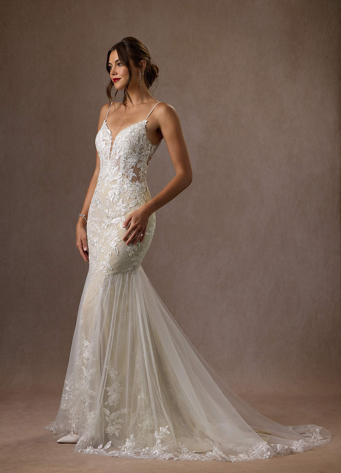 Azazie Leonie Vestidos de novia Vestido de Blanco Diamante Champán de Tul de Corte Sirena con Lentejuelas Cuello V image6