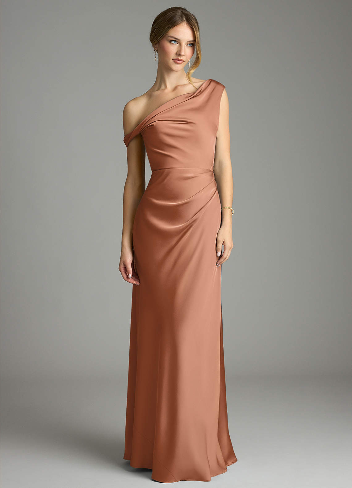 Azazie Emerson Jurken voor bruidsmeisjes Jurk van Stretch Satijn met Zeemeermin Off-shoulder Bronzeertint image3