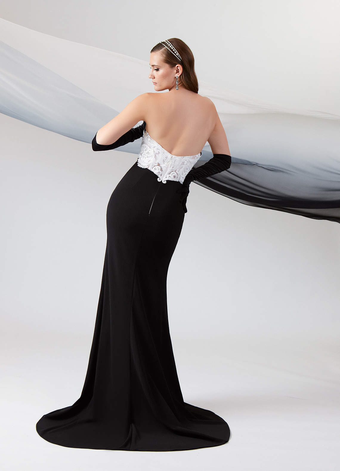 Azazie Mari Abiti da Sposa Abito Sirena in Crepe Elasticizzato con Scollo a V Nero Bianco Diamante image4