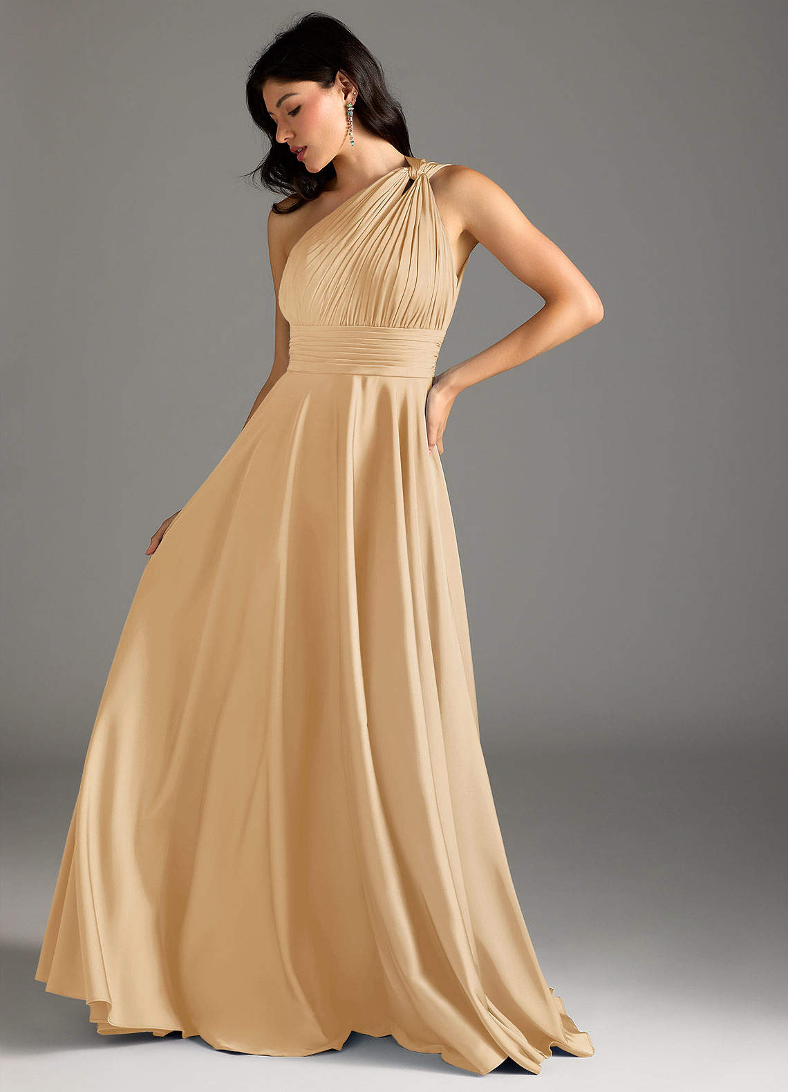 Azazie Charlize Robes de demoiselle d'honneur Robe Trapèze en Satin extensible Une épaule Or image4