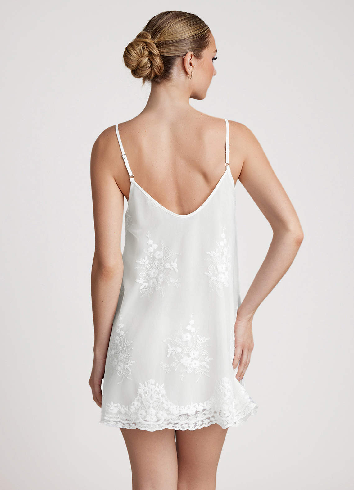 front Robe nuisette classique en satin et dentelle transparente