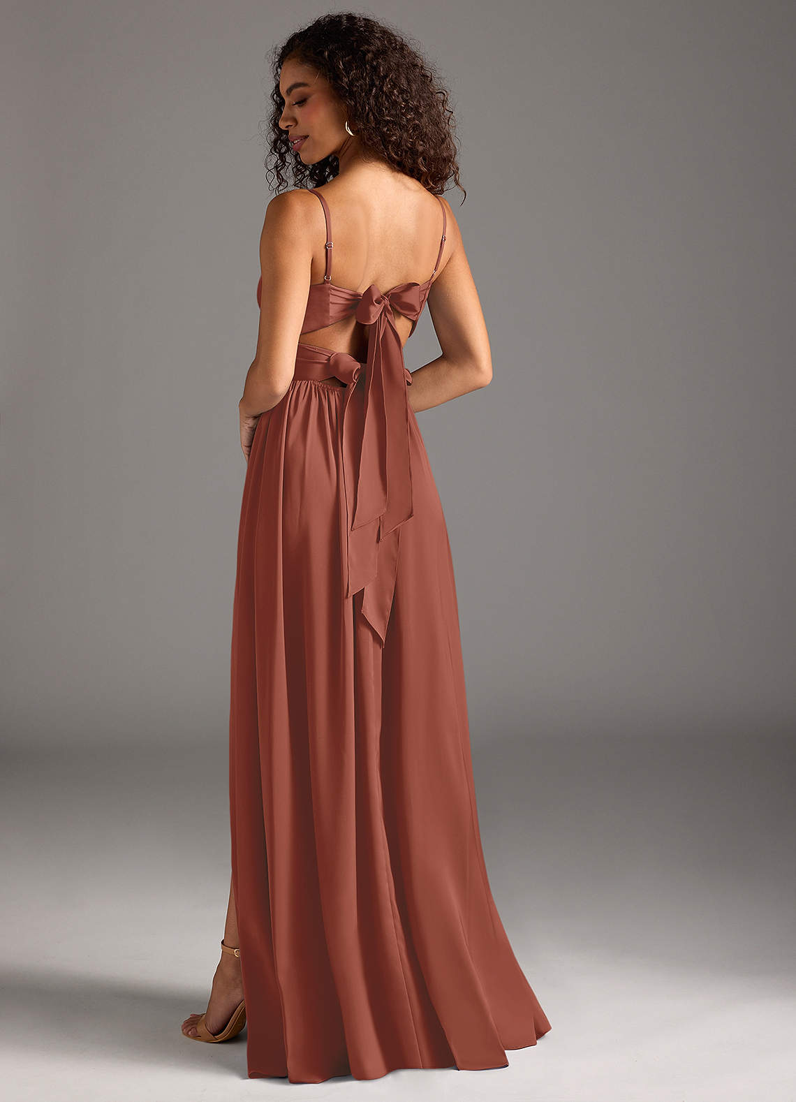 Azazie Zeya Robes de demoiselle d'honneur Robe Trapèze en Satin extensible Plissée Auburn image1
