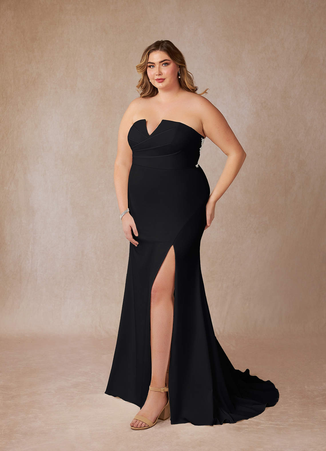Azazie Mari Abiti da Sposa Abito Sirena in Crepe Elasticizzato con Scollo a V Nero Bianco Diamante image10