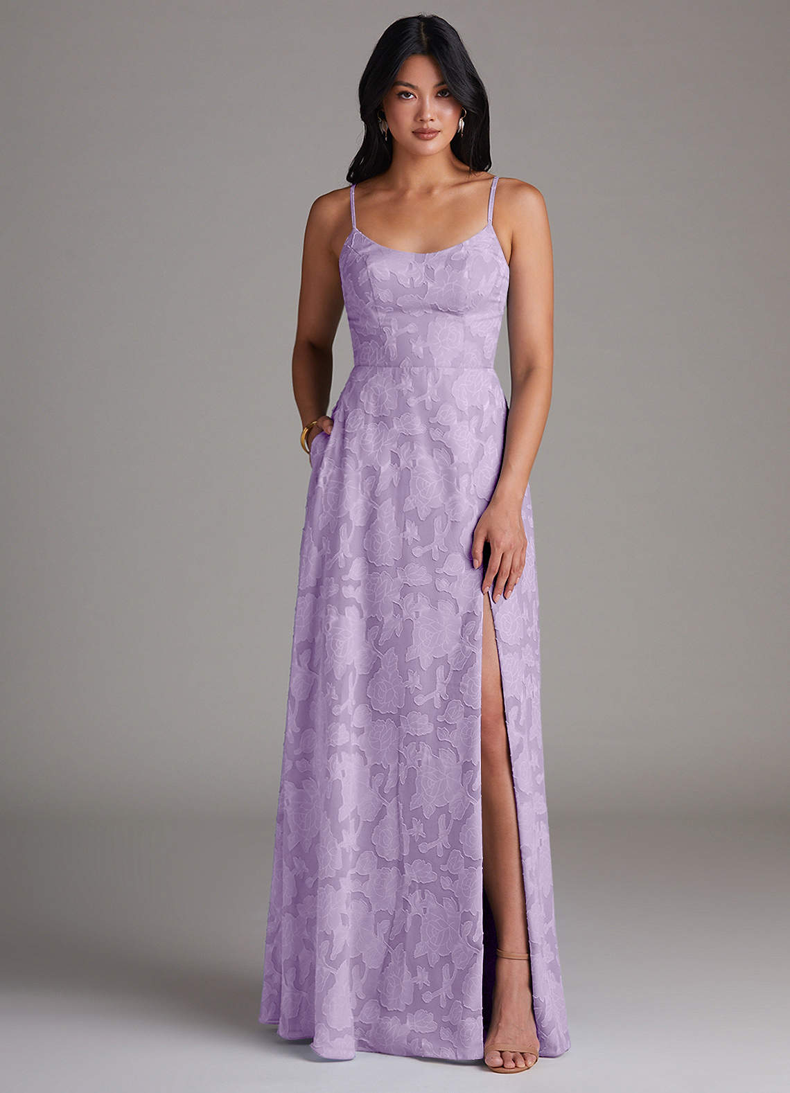 Azazie Moira Vestidos de damas de honor Vestido de Lila de Devorado Floral de Corte en A con Corte Lateral image1