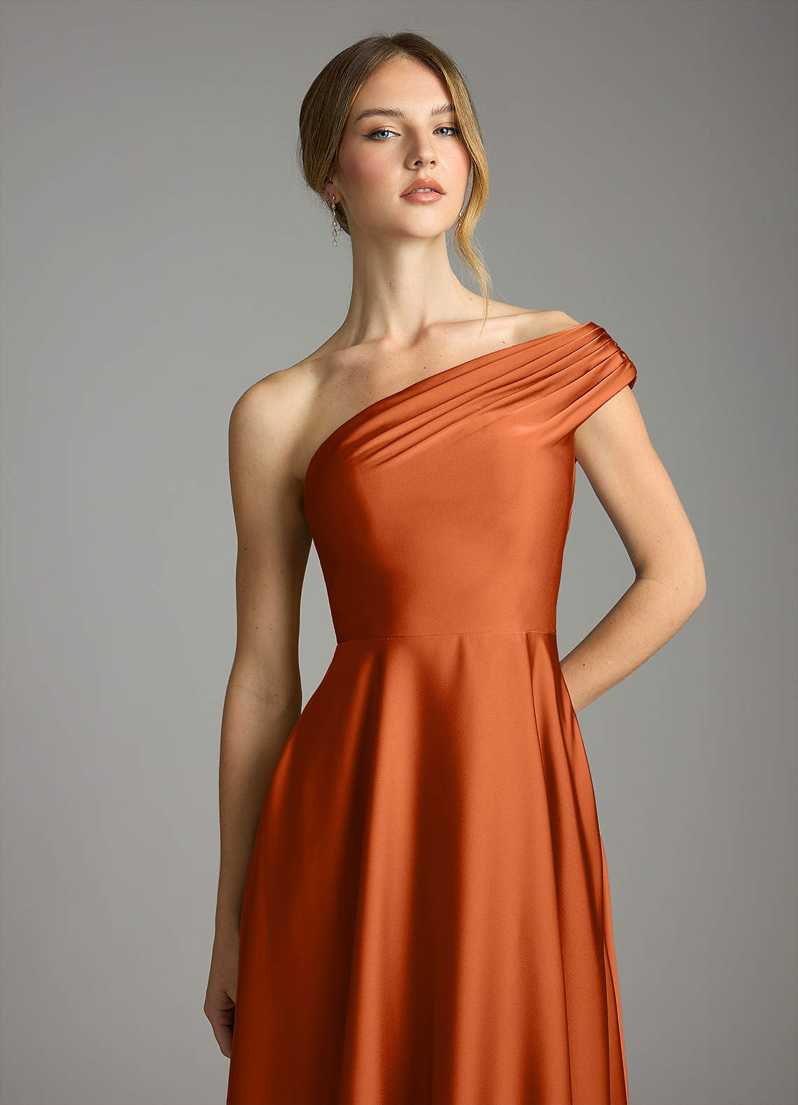 Azazie Melanie Robes de demoiselle d'honneur Robe Trapèze en Satin extensible Épaule décolletée Orange Brûlée image5
