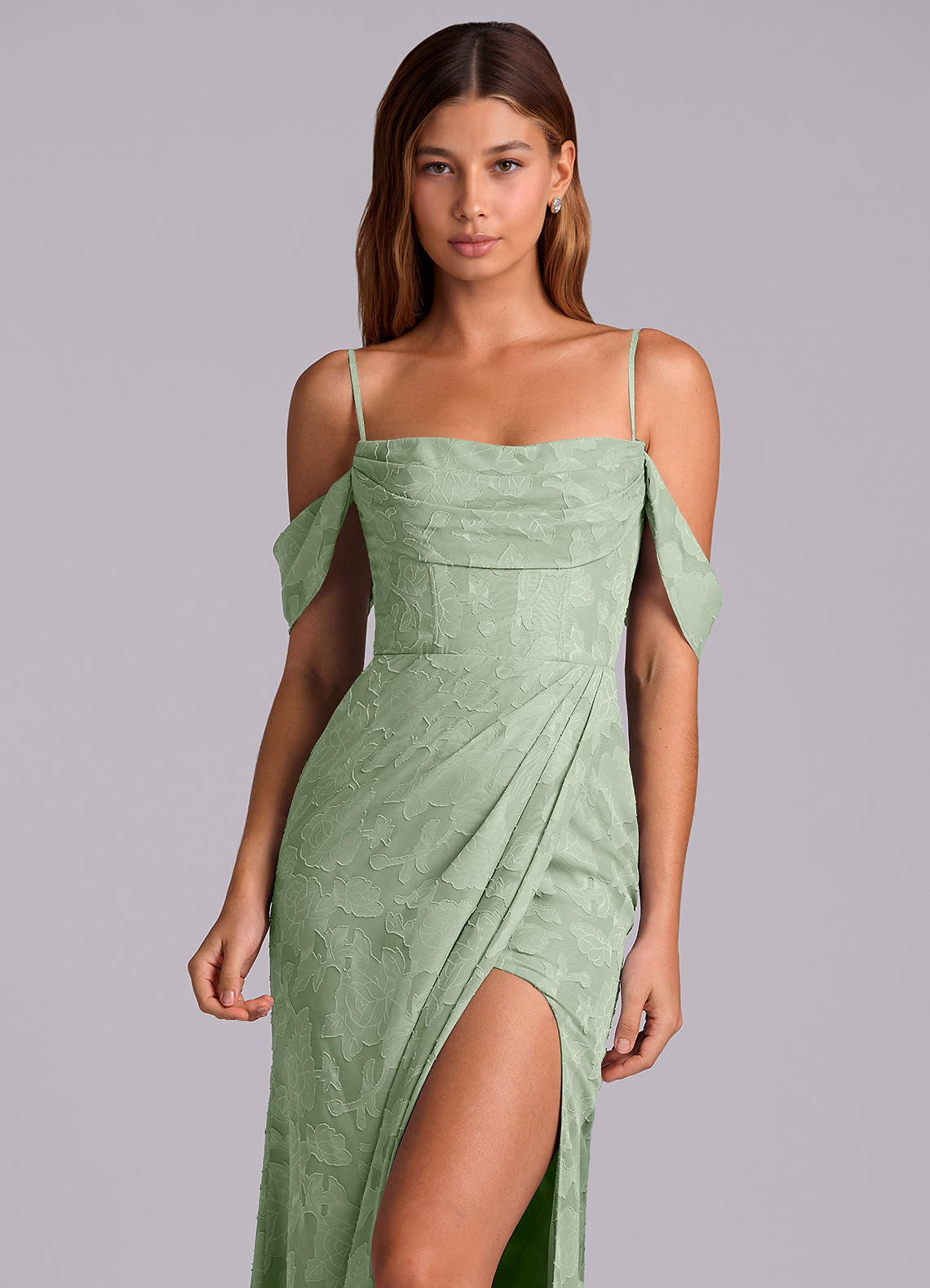 Azazie Johana Robes de demoiselle d'honneur Robe Sirène Convertible en Blumen-Burnout Épaule décolletée Vert Sauge image1