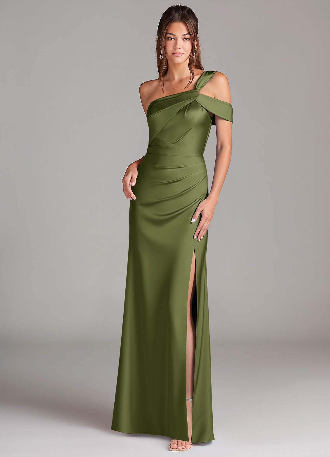 Azazie Wynter Robes de demoiselle d'honneur Robe Fourreau en Satin extensible Épaule décolletée Olive image1
