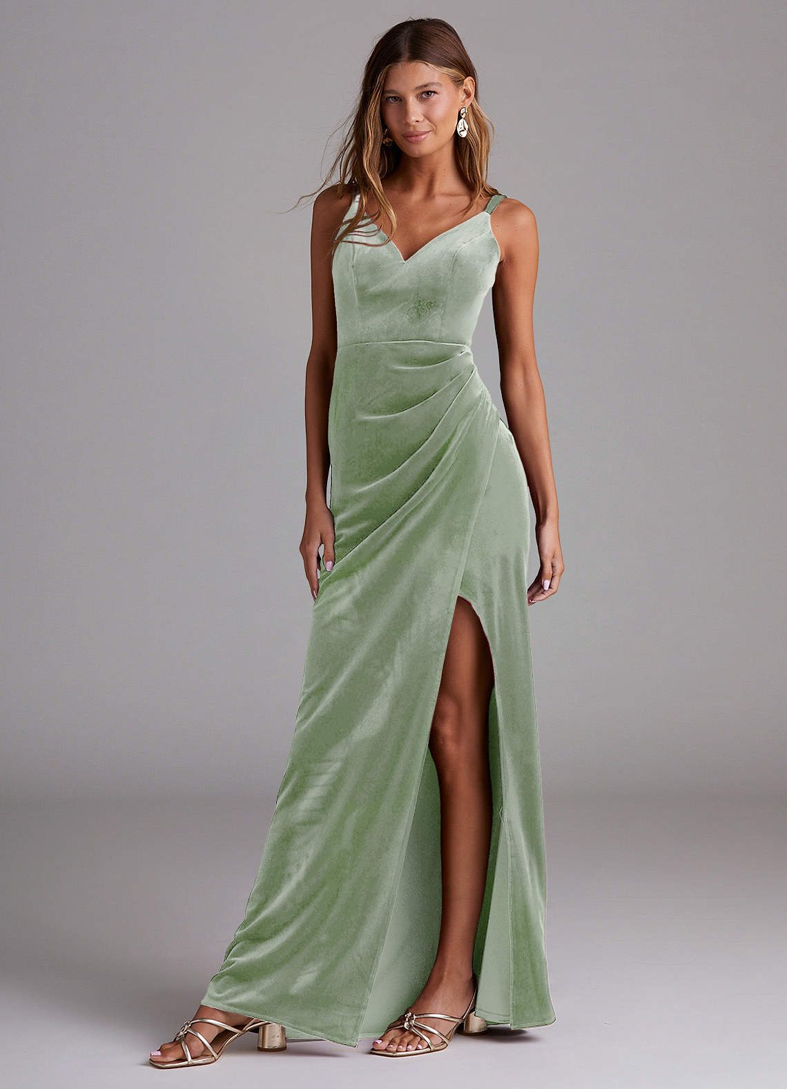 Azazie Leo Robes de demoiselle d'honneur Robe Fourreau en velours Plissée Vert Sauge image1