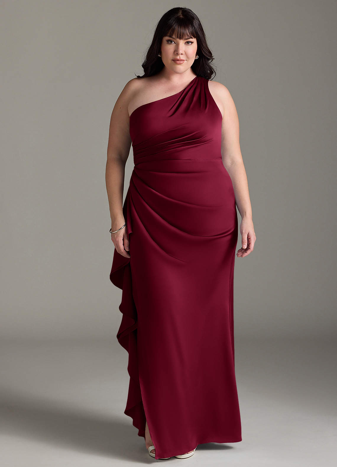 Azazie Latrice Robes de demoiselle d'honneur Robe Fourreau en Satin extensible Volants en cascade à une épaule Bourgogne image1