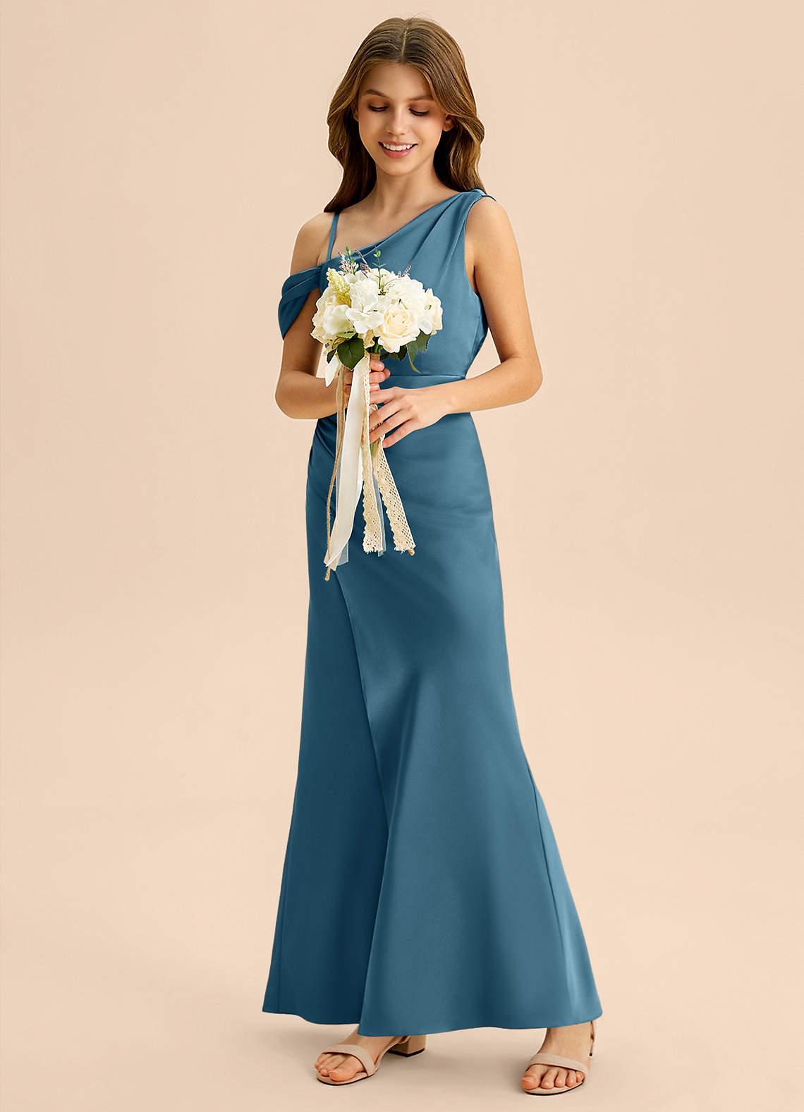 Azazie Madelyn Junior Robe Fourreau en Satin extensible Épaule décolletée Bermude image4