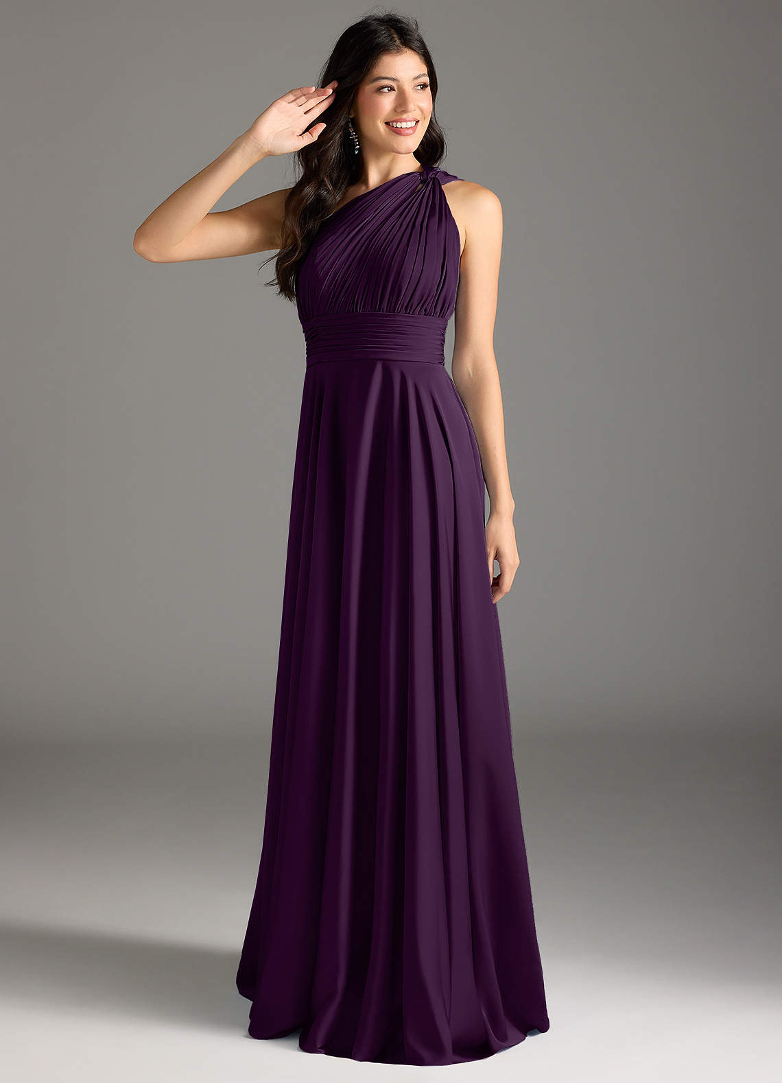 Azazie Charlize Robes de demoiselle d'honneur Robe Trapèze en Satin extensible Ue épaule Grain De Raisin image1