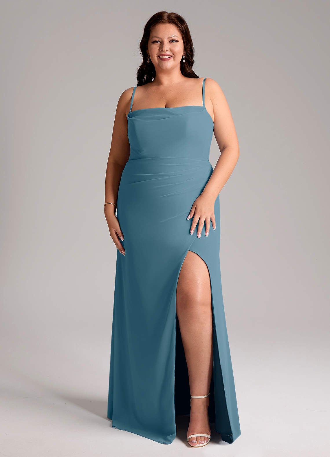 Azazie Leonis Vestidos de damas de honor Vestido de Bermudas de Gasa de Corte Recto Convertible con Sin tirantes image1