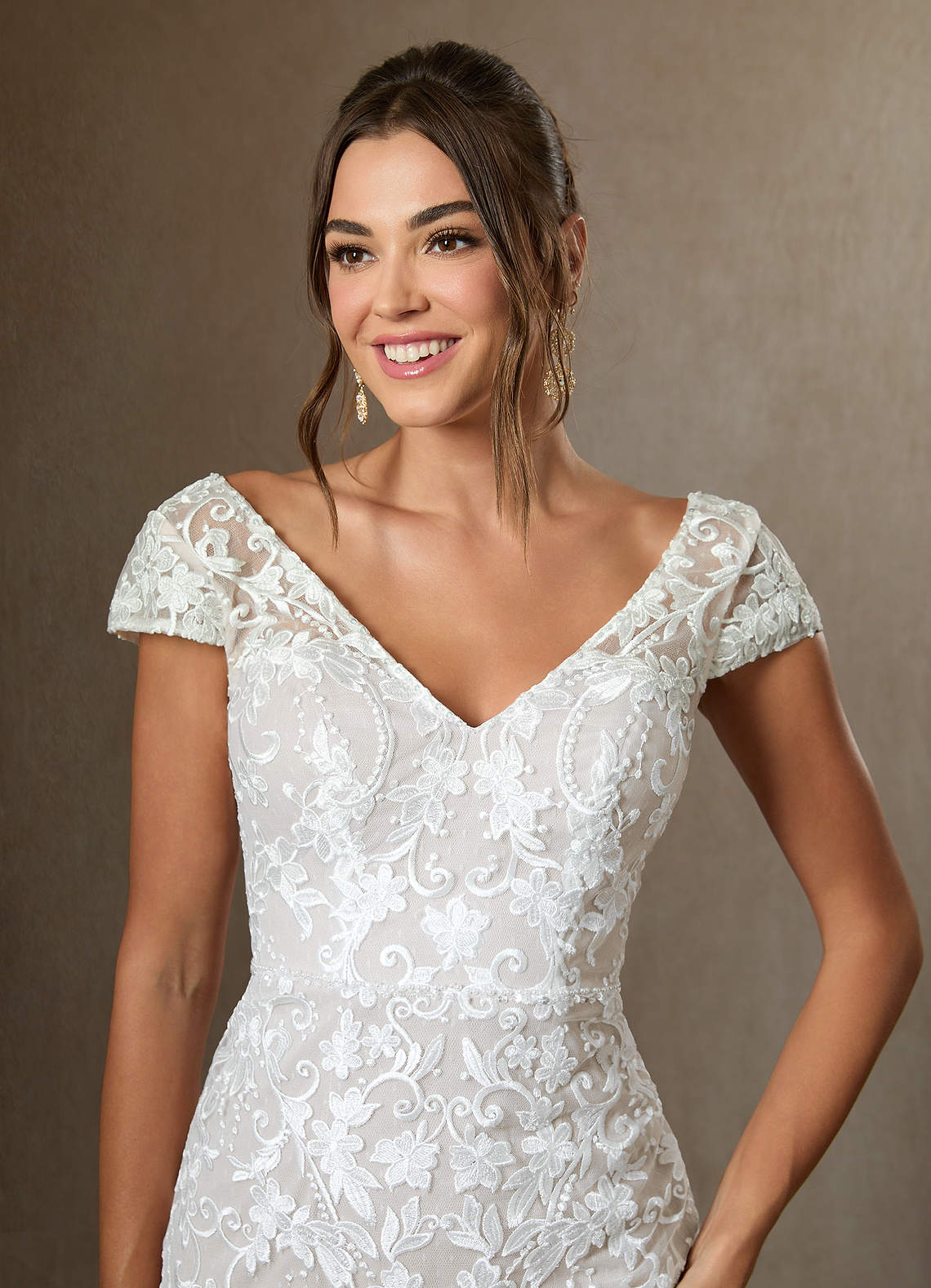 Azazie Devonna Abiti da Sposa Abito Tubino in Pizzo con Scollo a V e Paillettes Bianco Diamante image4