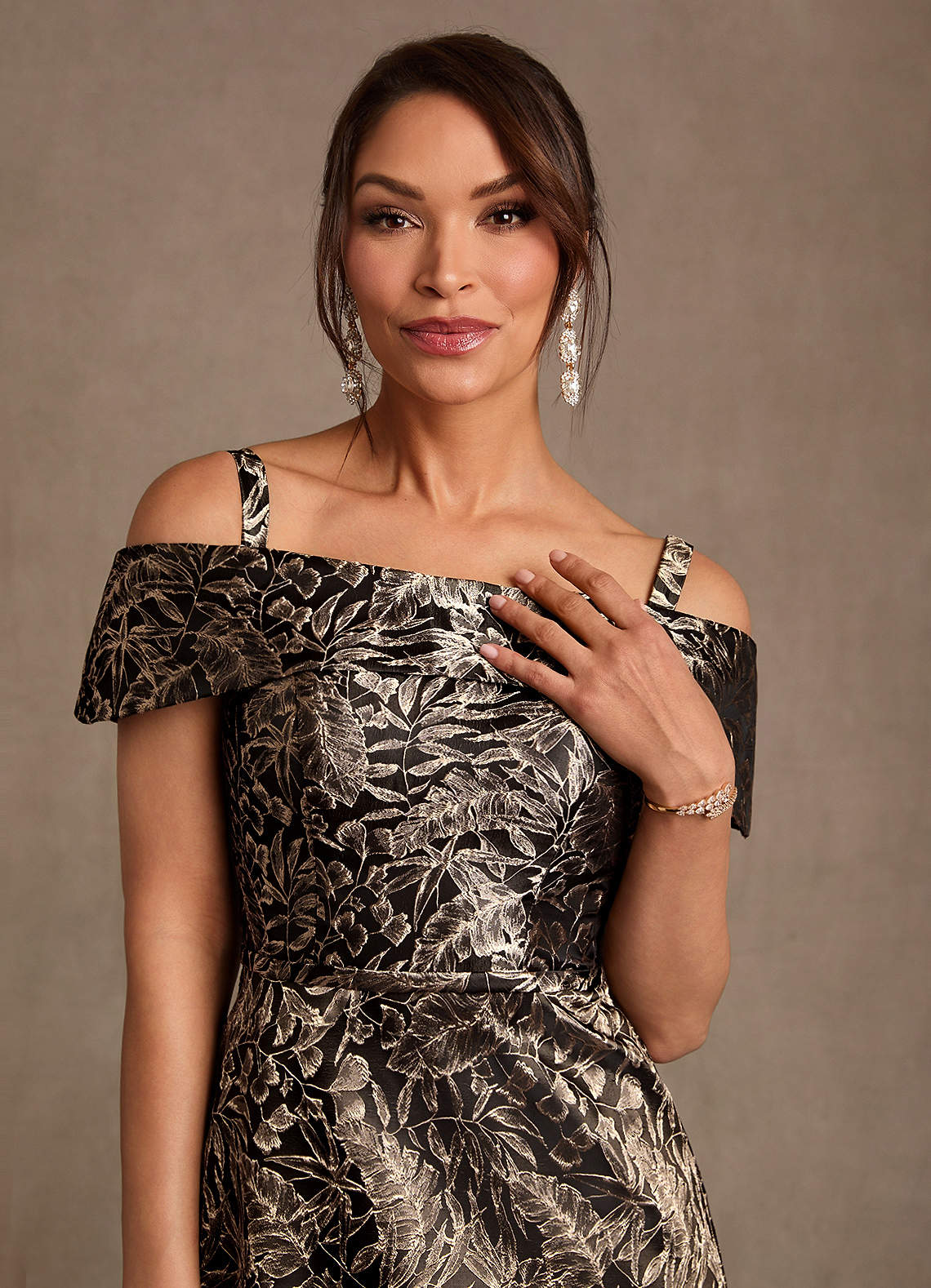 Azazie Jossie Vestidos para mãe da noiva Vestido Jacquard Ébano Dourado de Jacquard de Linha A com Ombros Caídos image4
