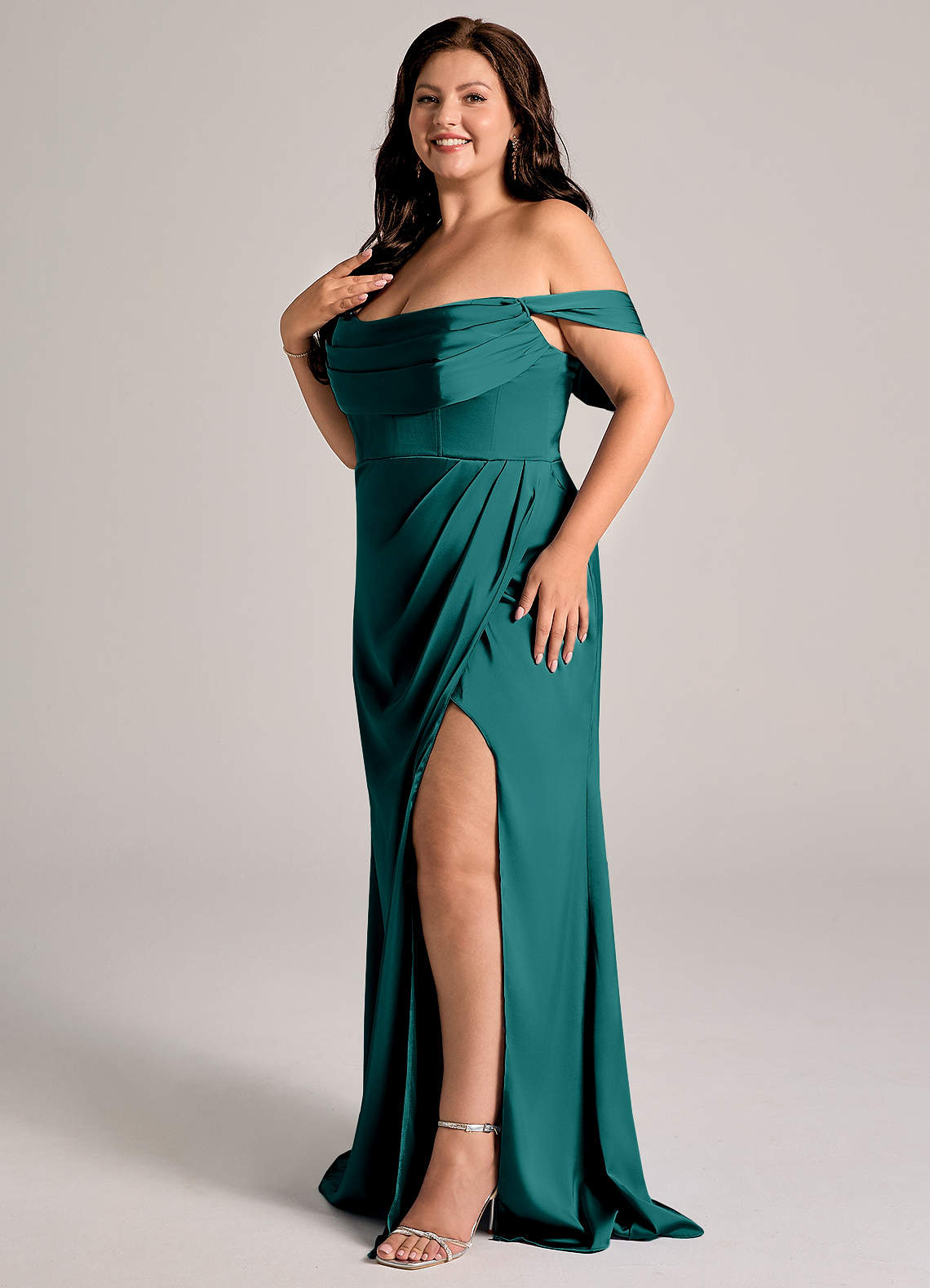 Azazie Johana Robes de demoiselle d'honneur Robe Sirène Convertible en Satin extensible Épaule décolletée Paon image9