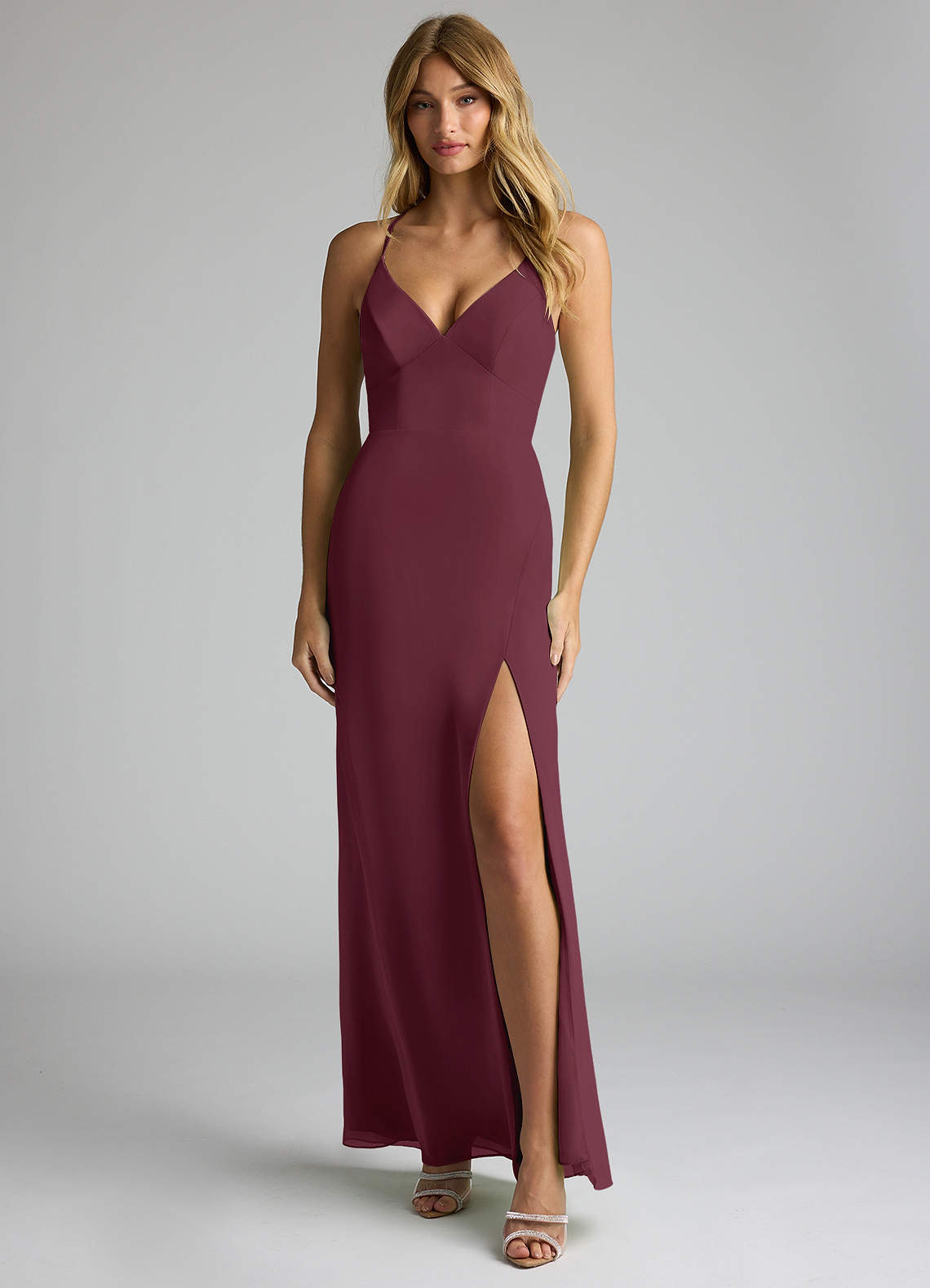 Azazie Becca Vestidos de damas de honor Vestido de Cabernet de Gasa de Corte Recto con Cuello en V image1