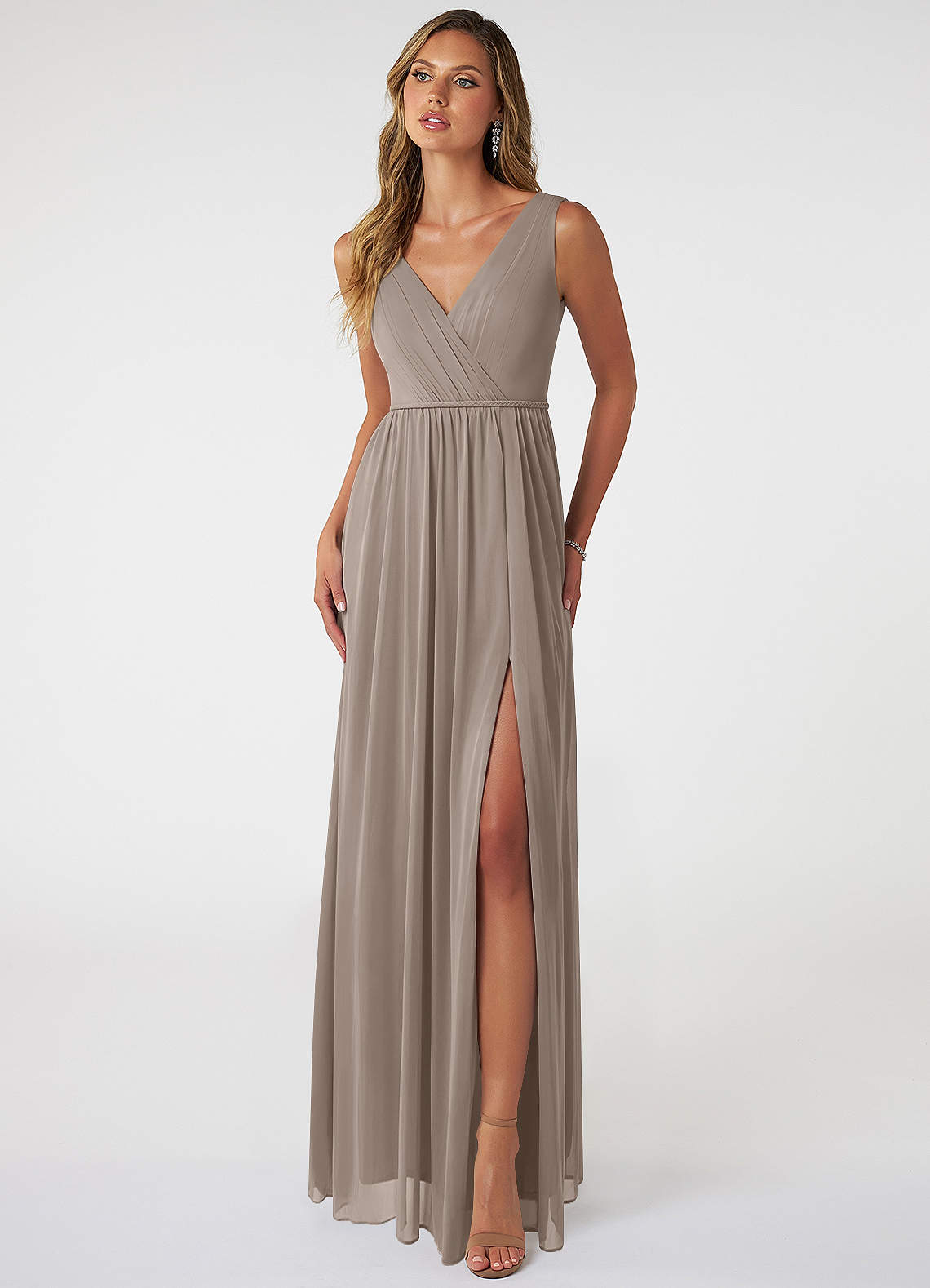 Azazie Tanicia Robes de demoiselle d'honneur Robe Trapèze en Maille Col V plissé Taupe image1