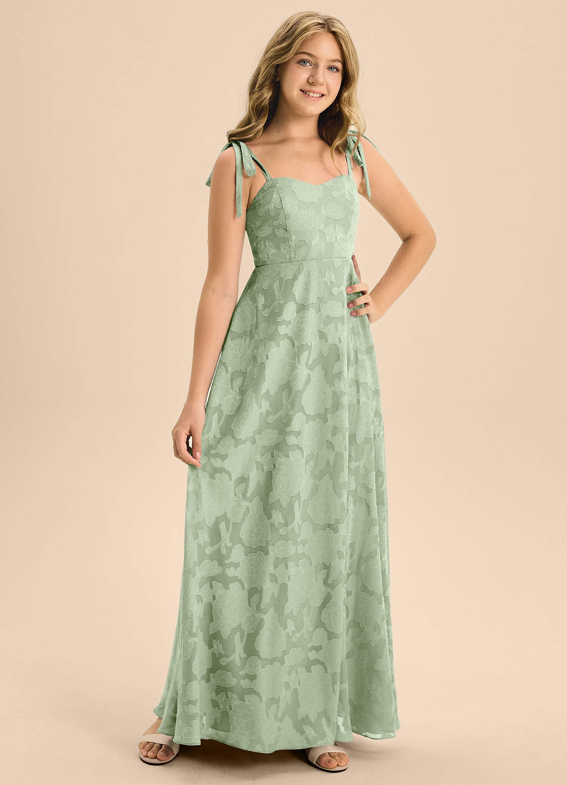 Azazie Rosey Junior Vestido de Salvia Polvorienta de Devorado Floral de Corte En A con Escote de Corazón image6