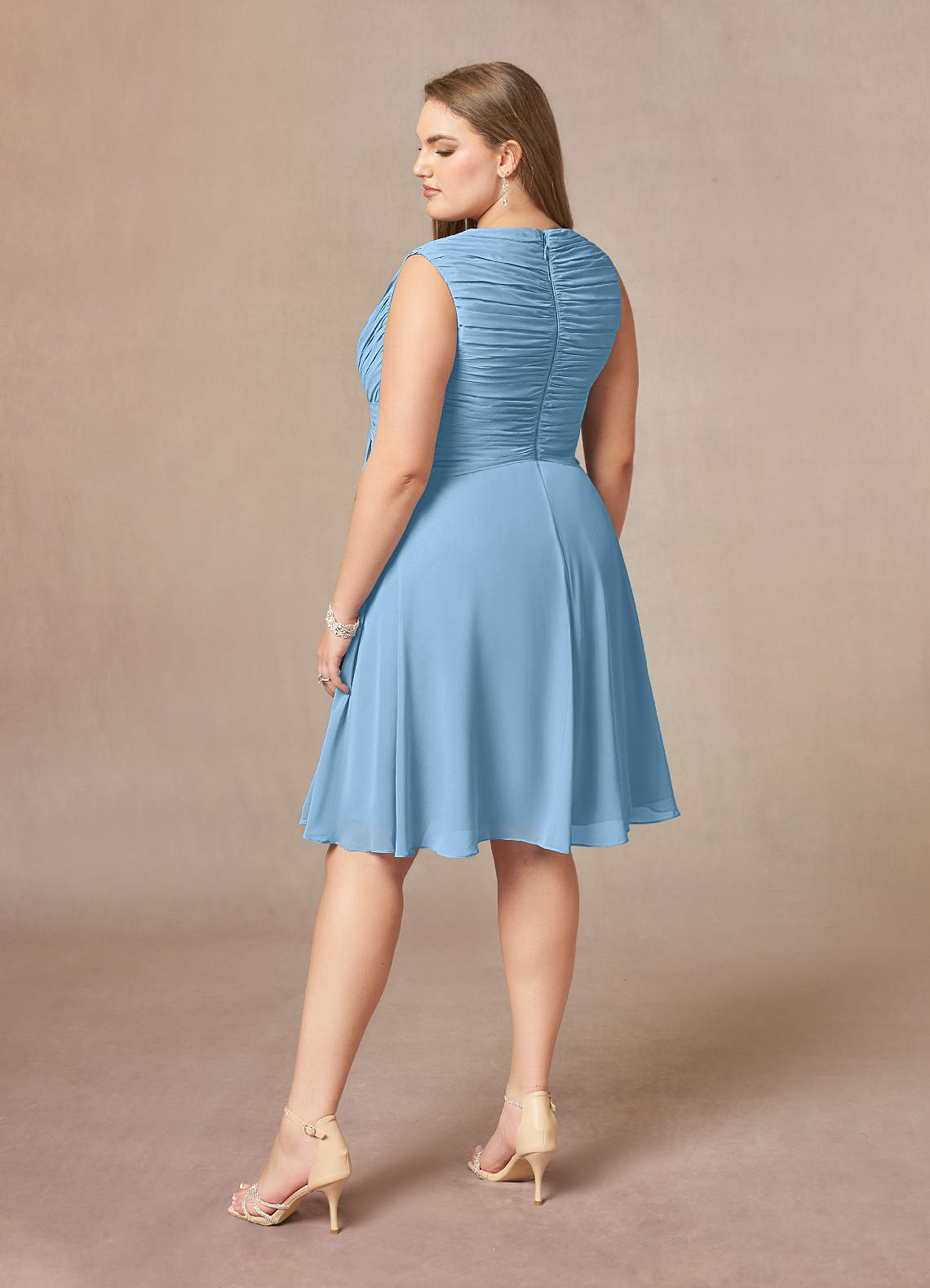 Azazie Theron Mère de la mariée Robes Robe Trapèze en Mousseline de soie Col V plissé Acier Bleuté image8
